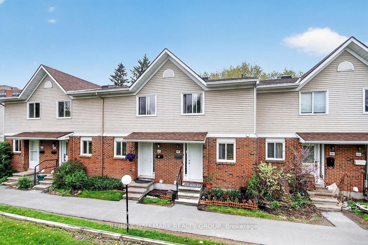 Front overlooking private greenspace