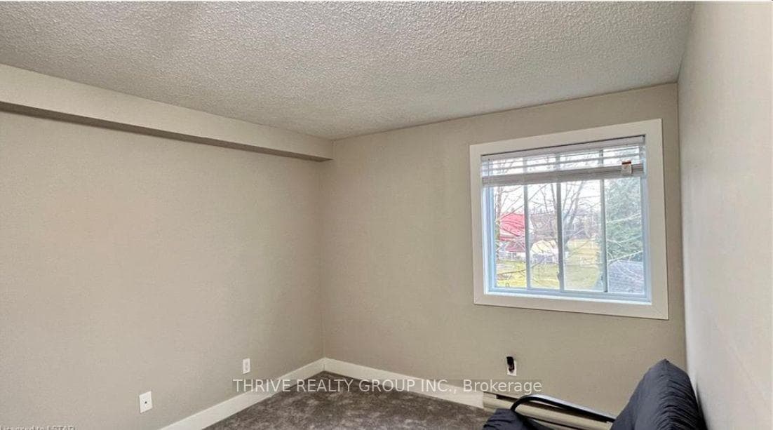 725 Deveron Crescent photo 3