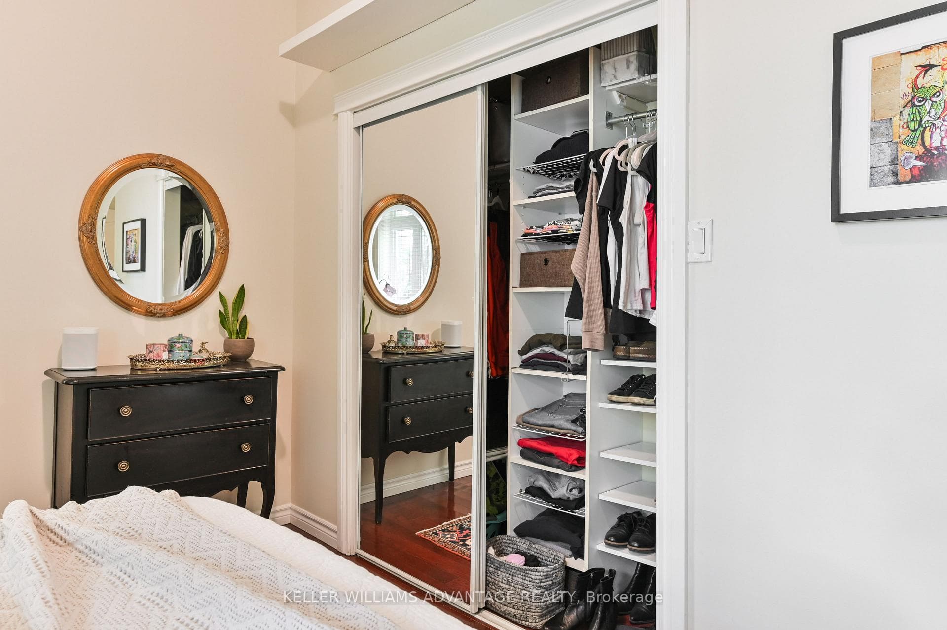 DOUBLE MIRRORED CLOSET