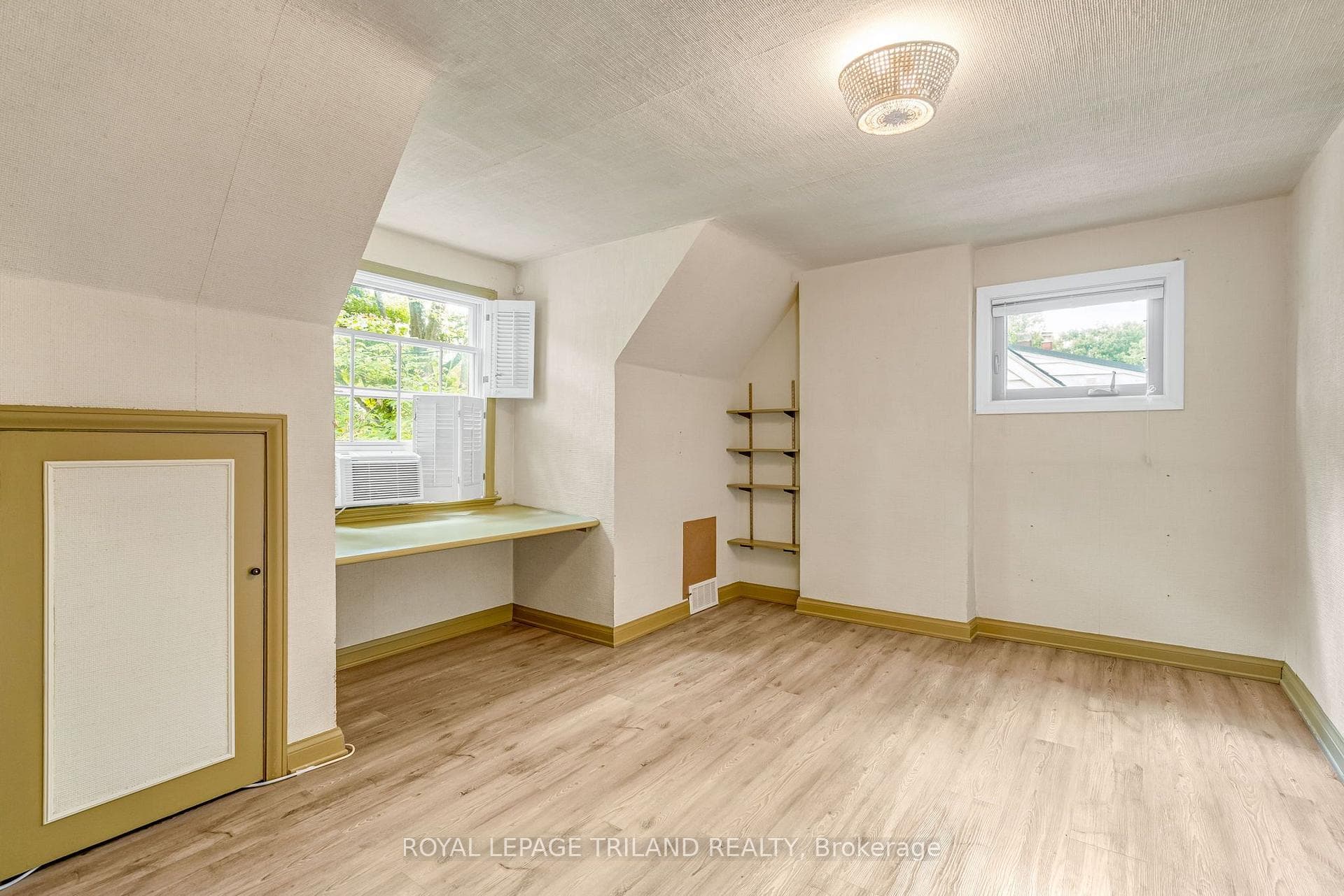 463 Riverside Drive photo 25