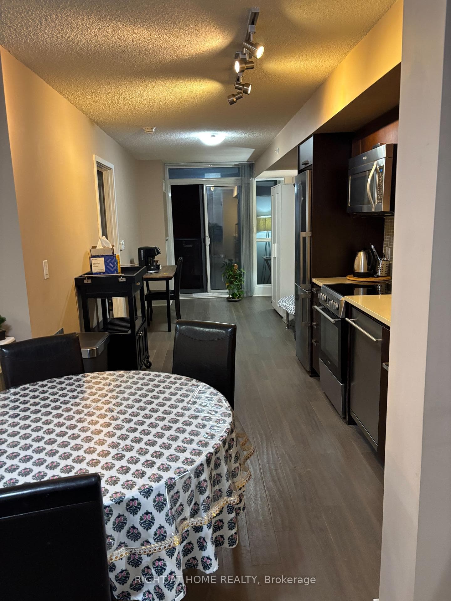 Open concept kitchen/dining area