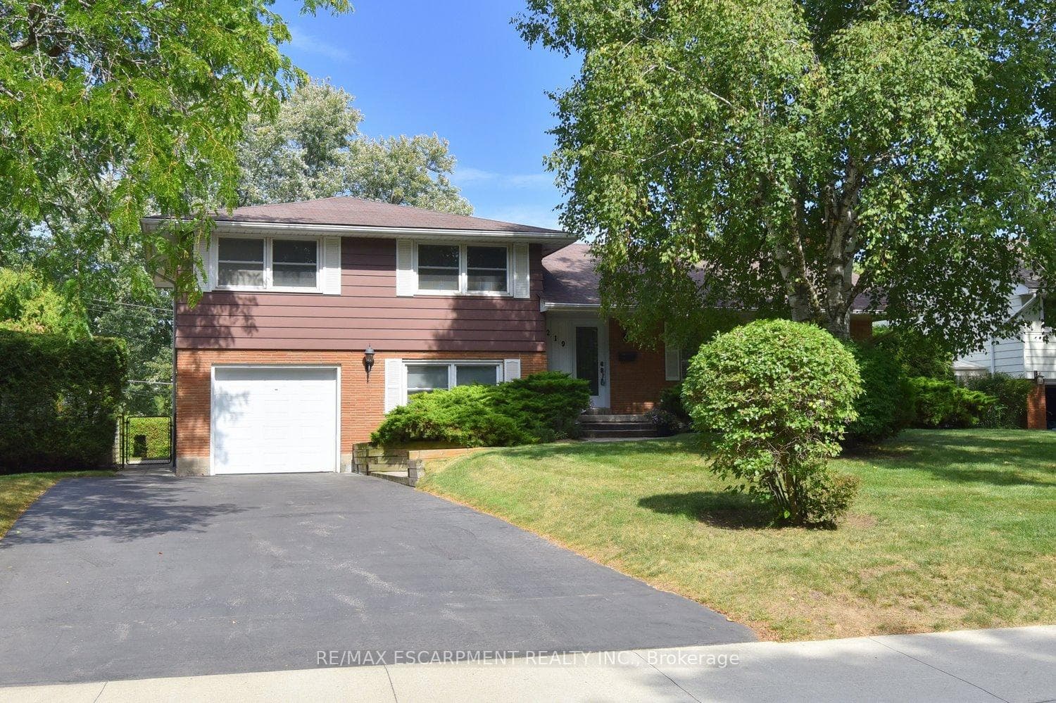 219 Strathcona Drive photo 2
