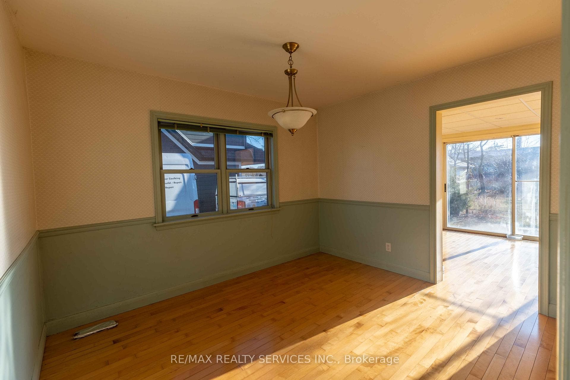 382 Queen Mary Drive photo 11