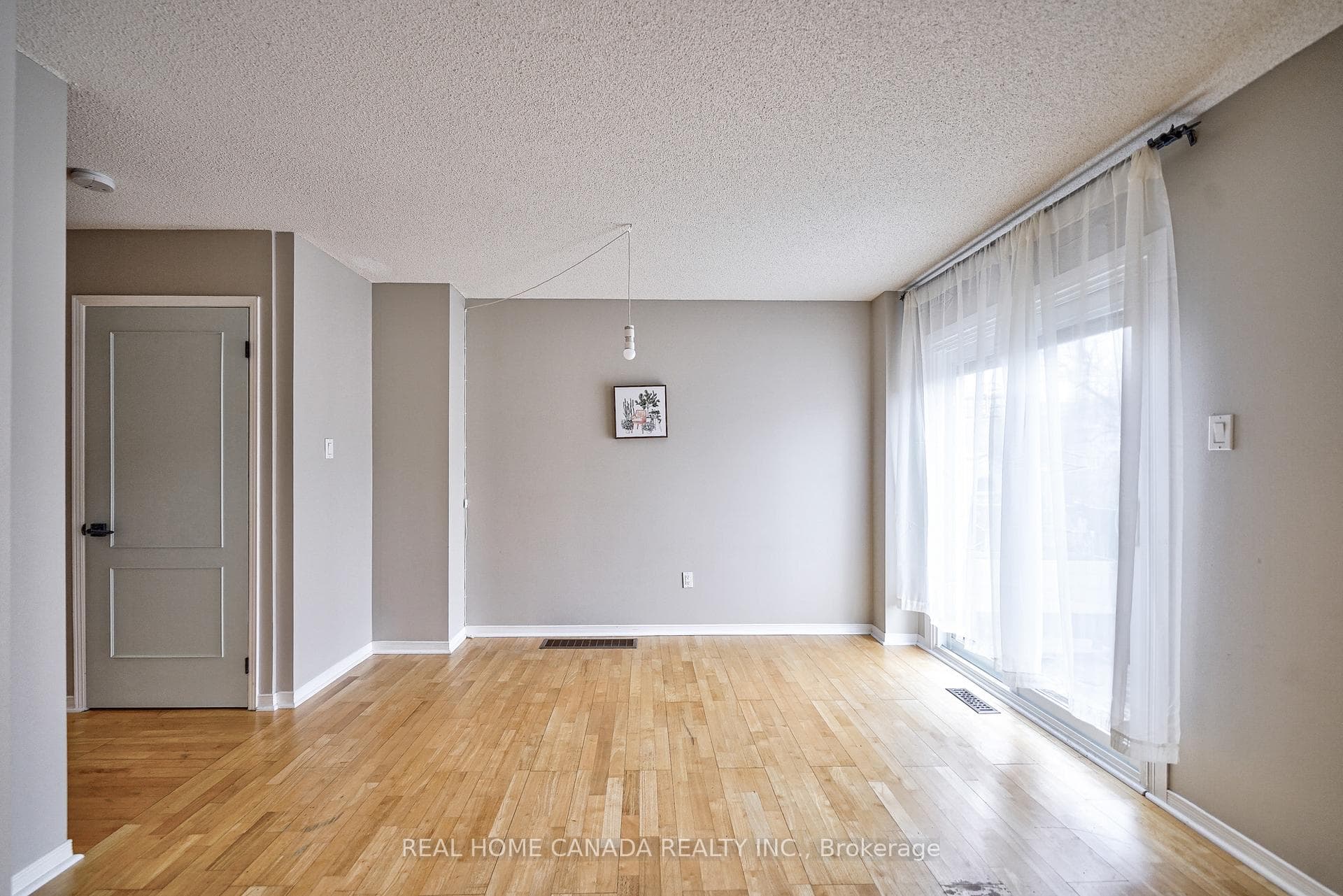 540 Bluesky Crescent photo 17