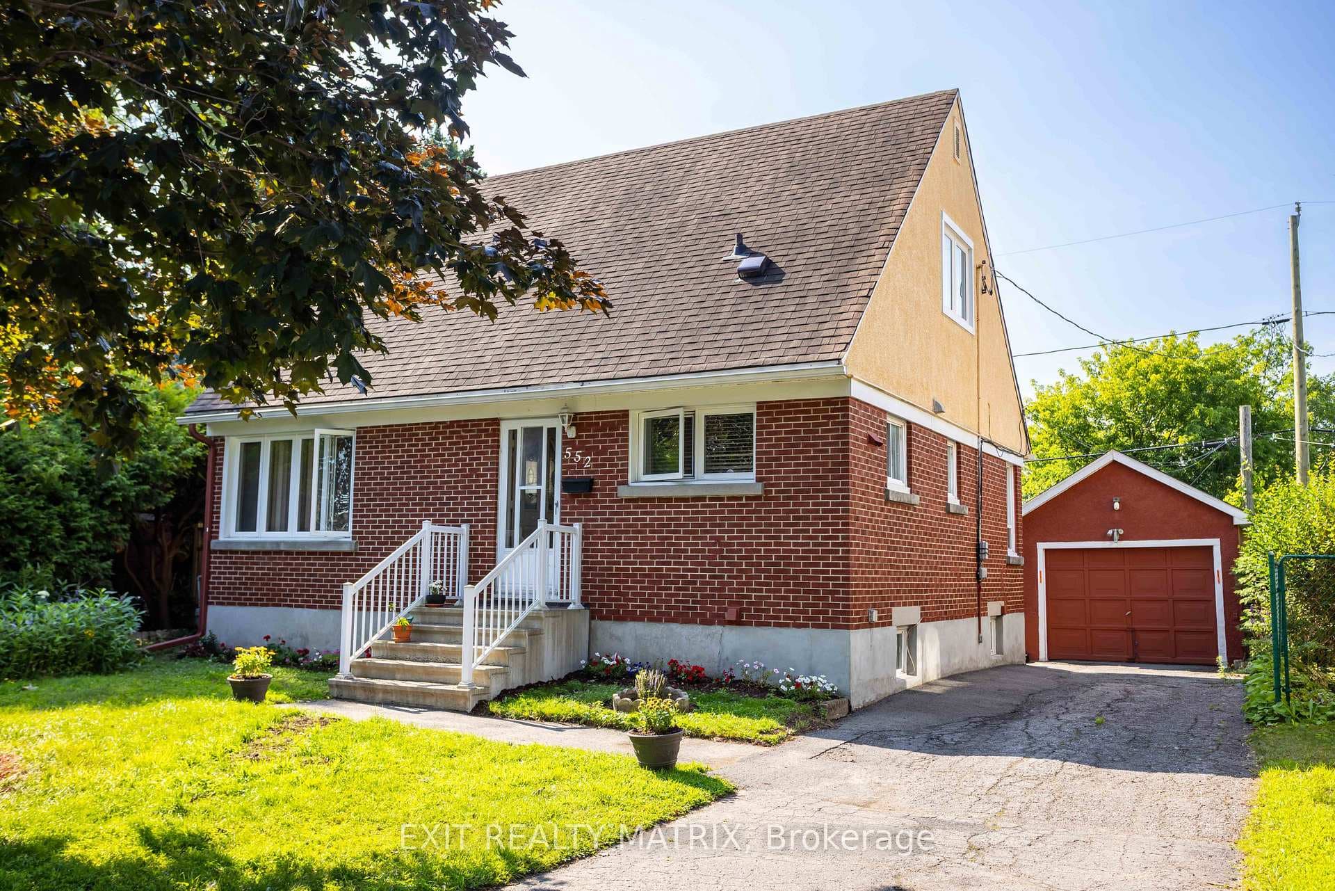 552 Dunbrack Street photo 3