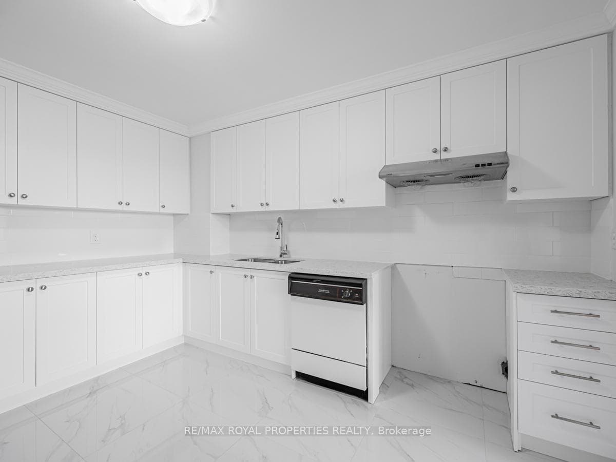 1 Reidmount Avenue Unit 402 photo 19