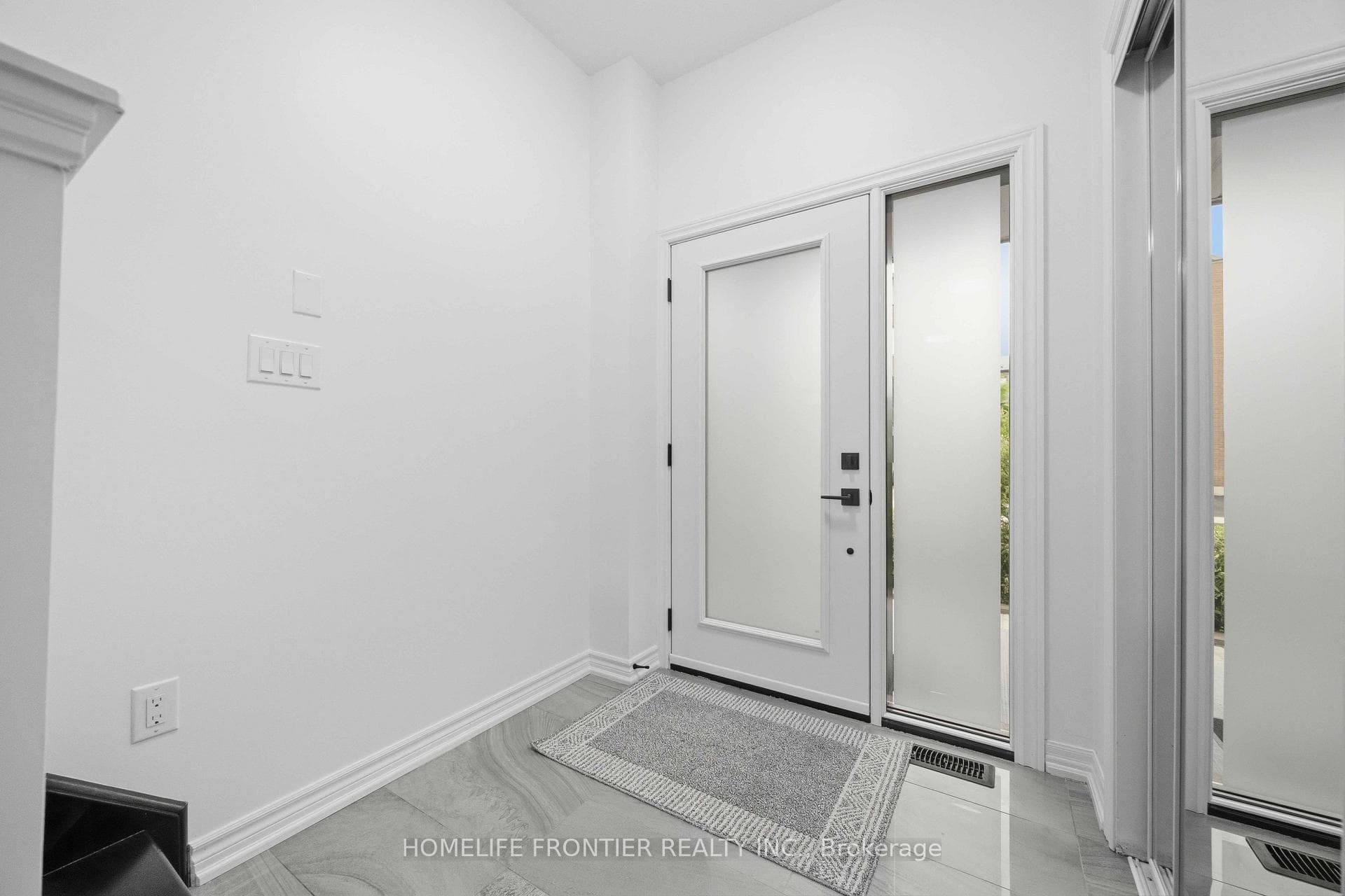 Large Foyer W. Double Mirrored Closet