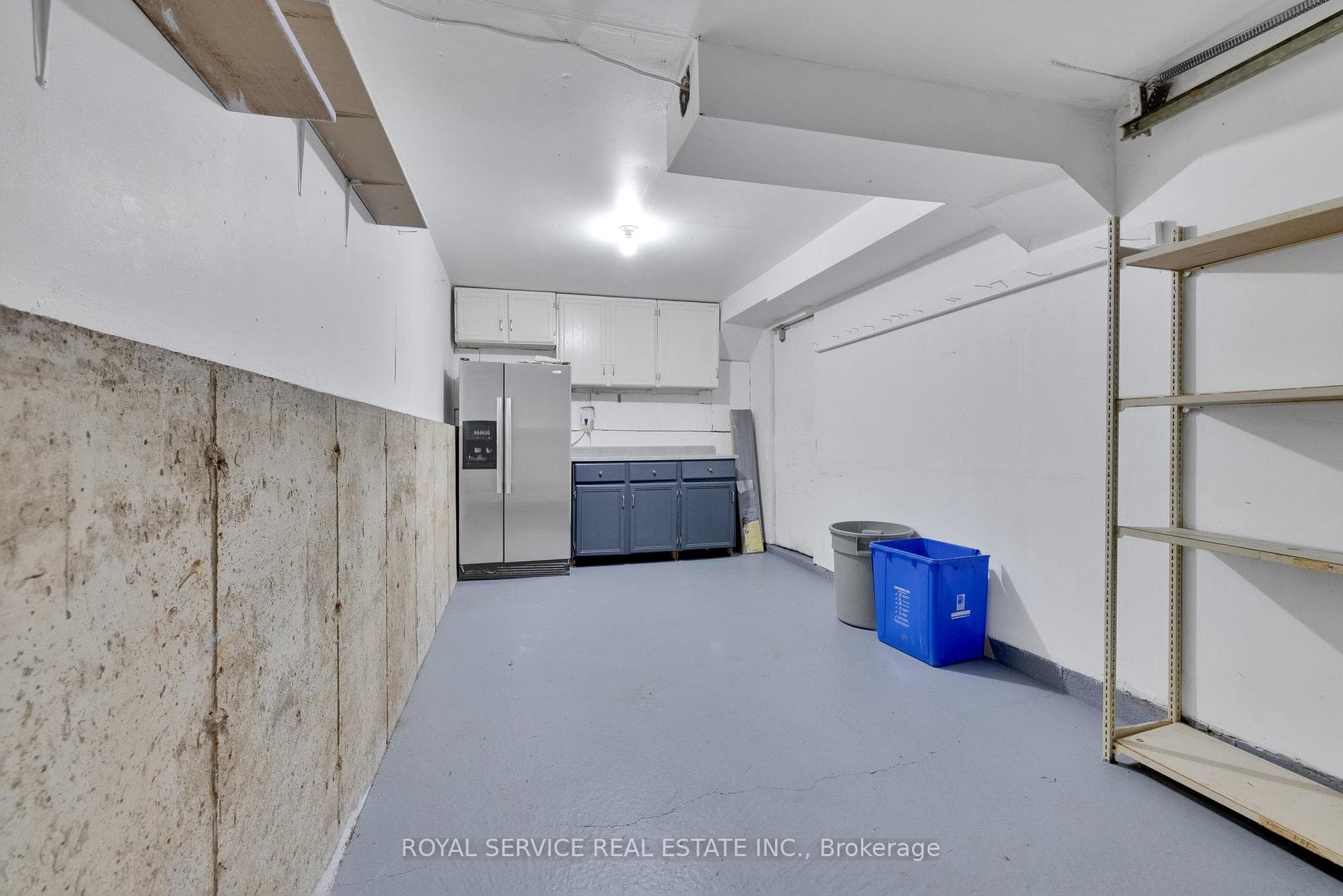 Single Car Garage w/ interior entry
