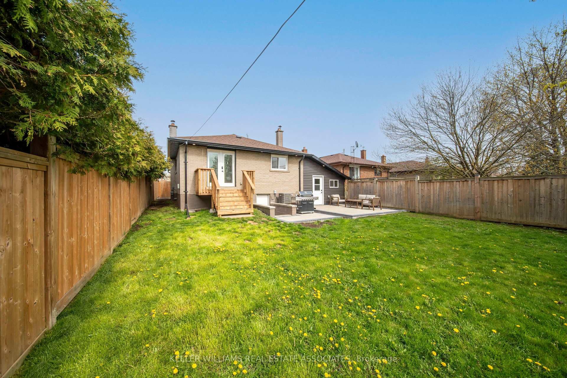 656 Perry Crescent photo 32
