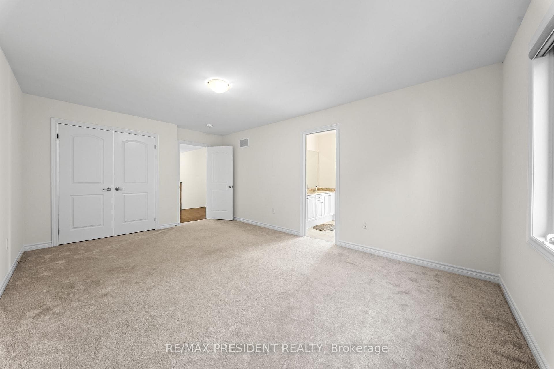 6 JENWOOD Crescent photo 32
