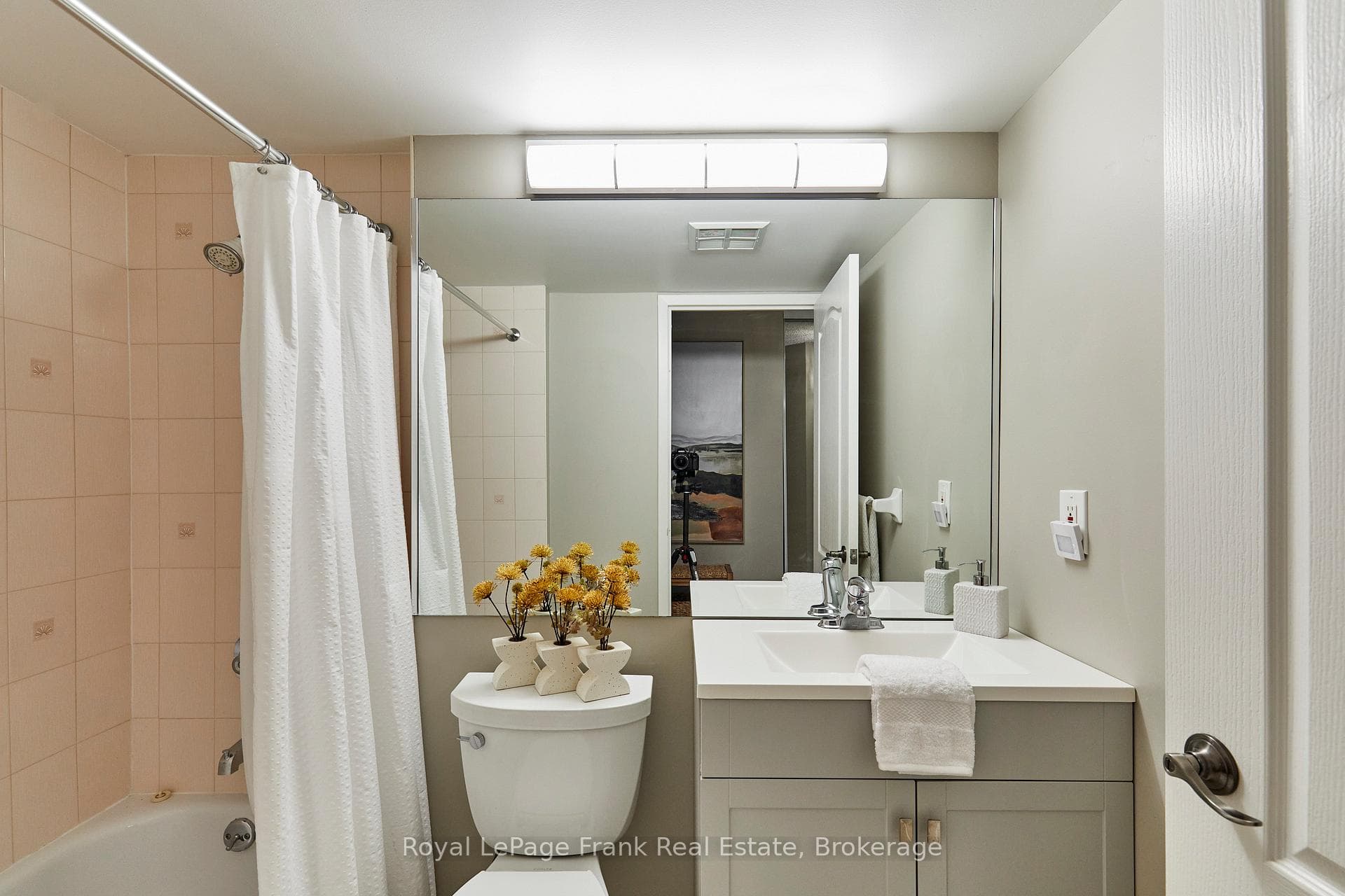 712 Rossland Road Unit 307 photo 4