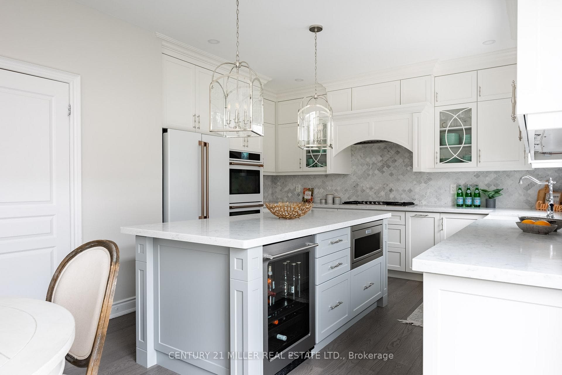 Kitchen with centre island and pantry