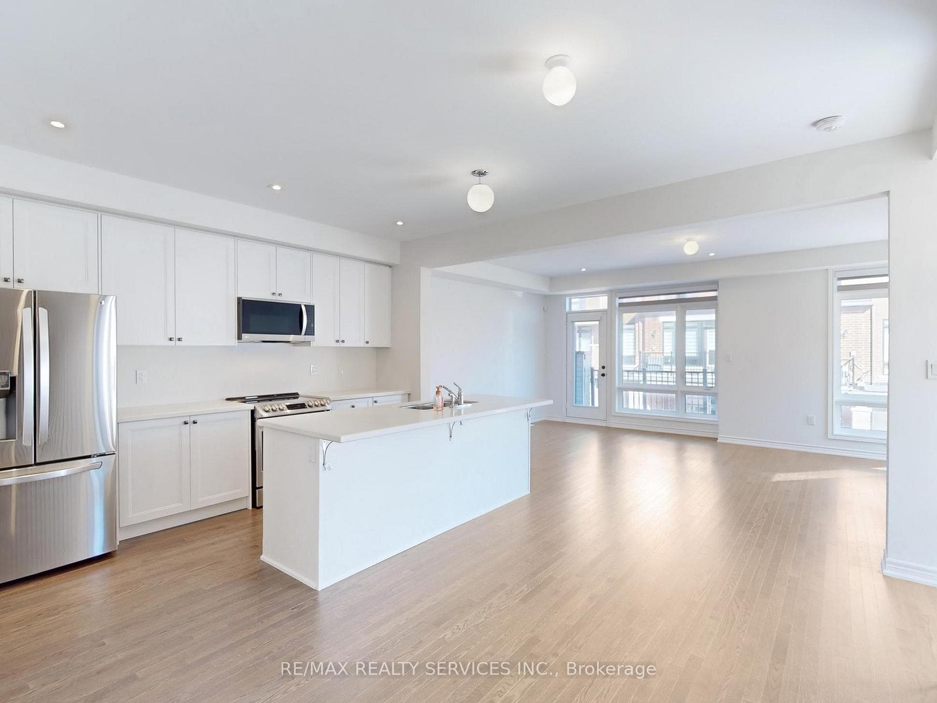 Kitchen & Breakfast Area