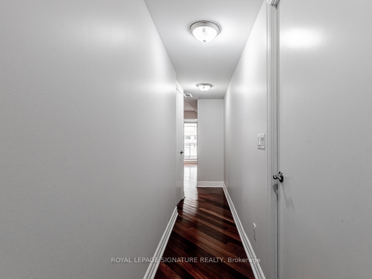 8 Scollard Street Unit 709 photo 4
