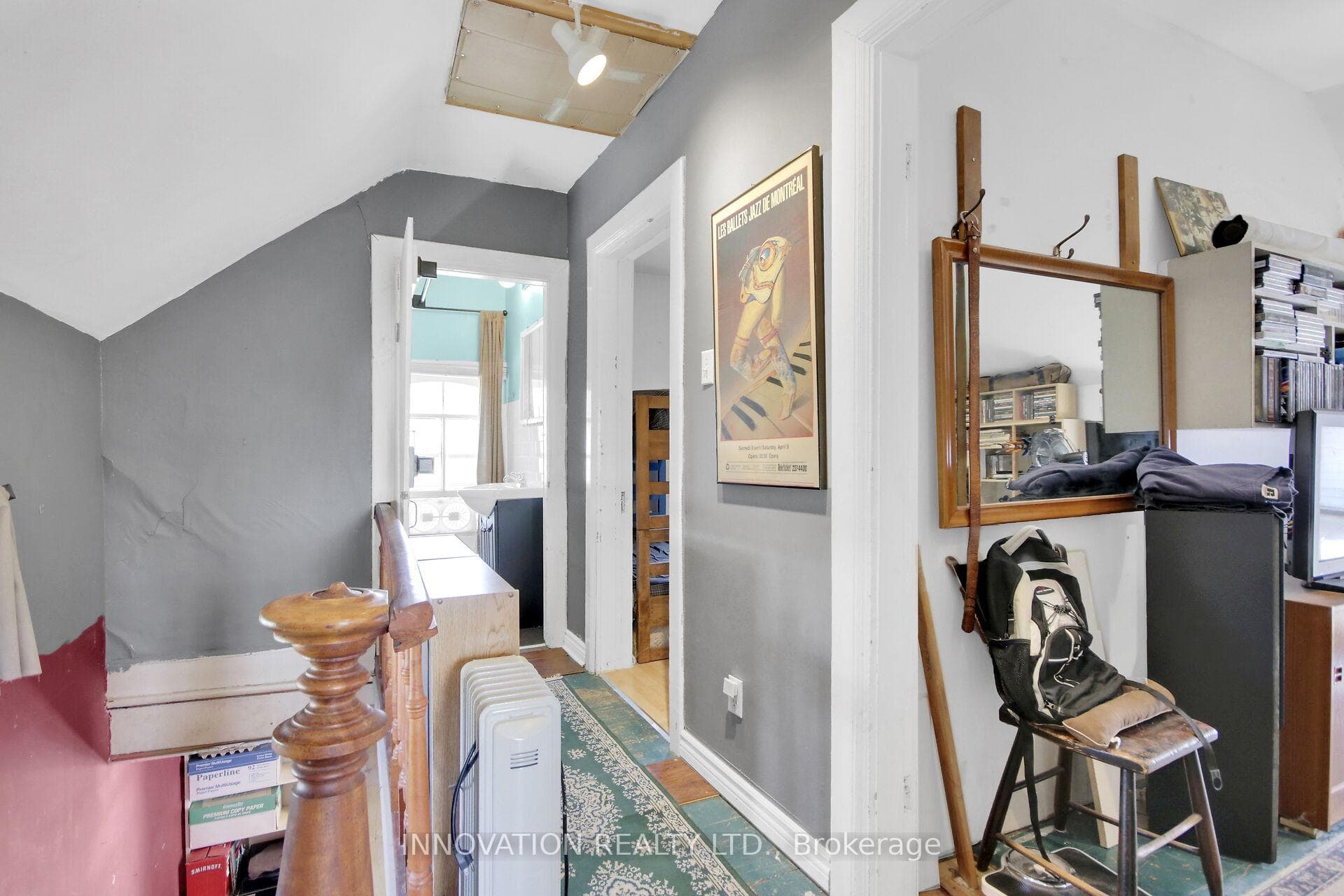 2158 Dundas Street photo 32