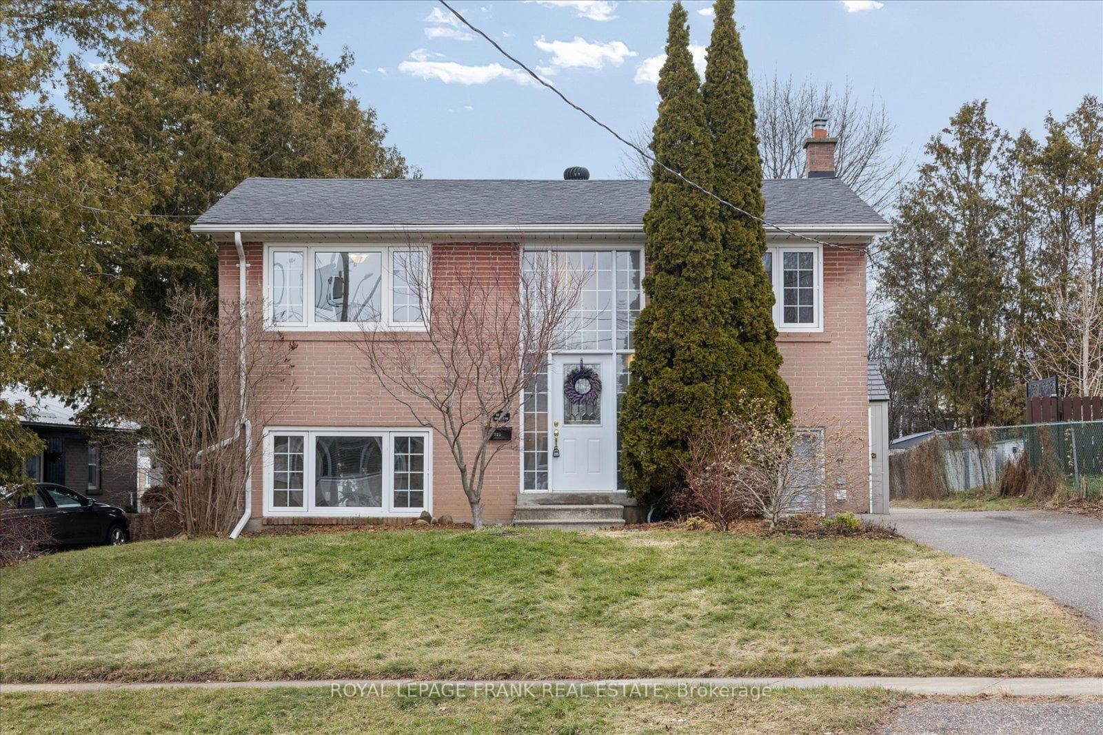 923 Greenwood Crescent photo 1