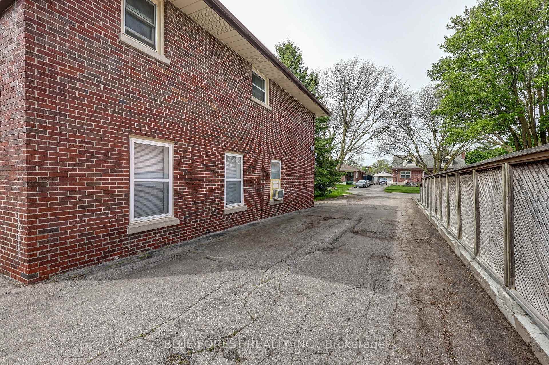 390 Thiel Street photo 3