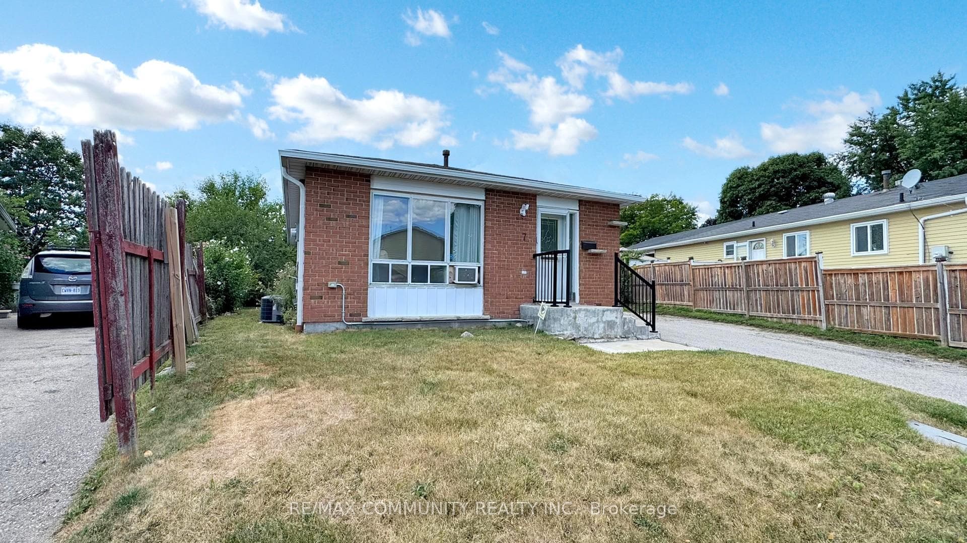 7 Gemshaw Crescent photo 3