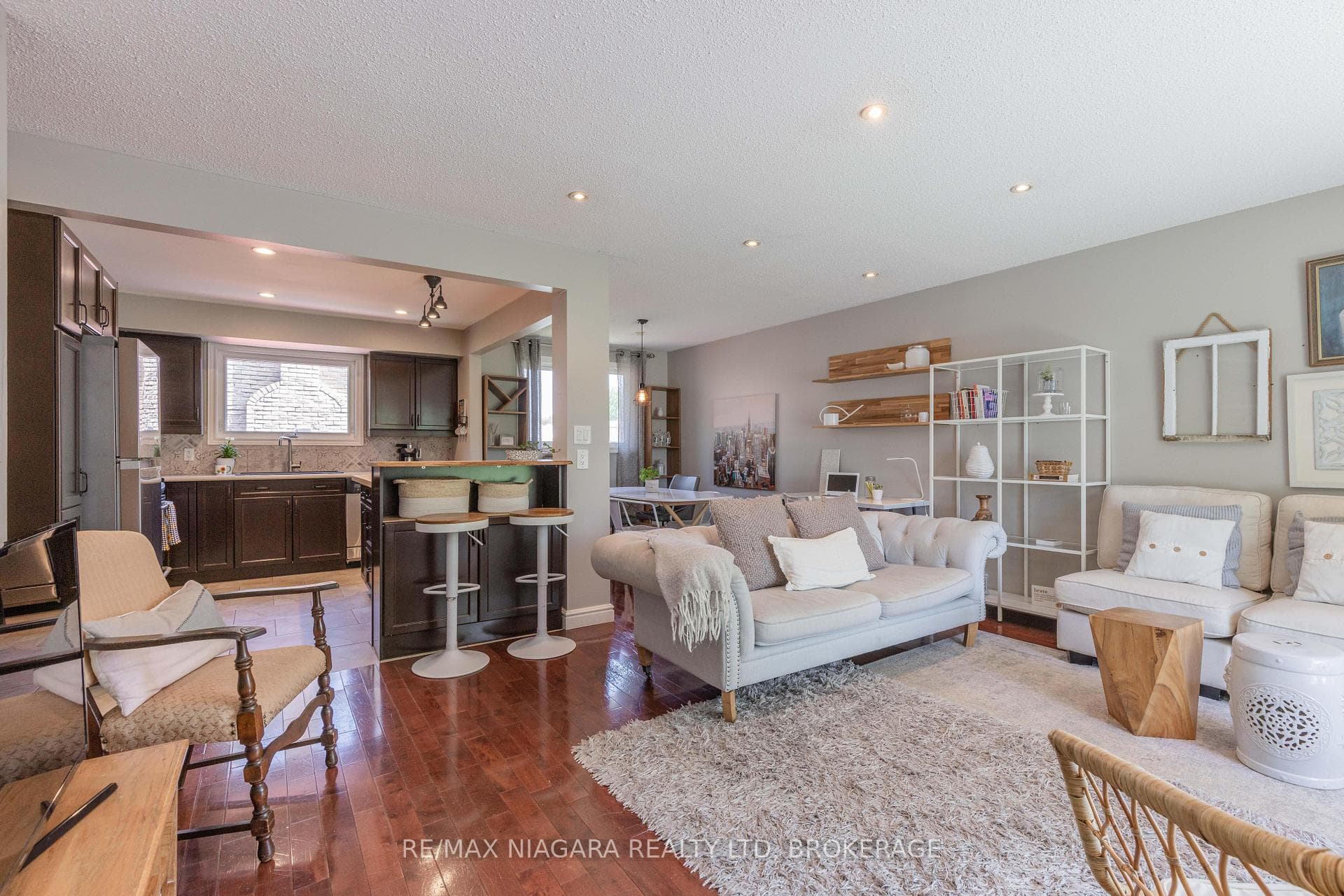 8229 Rideau Street photo 6