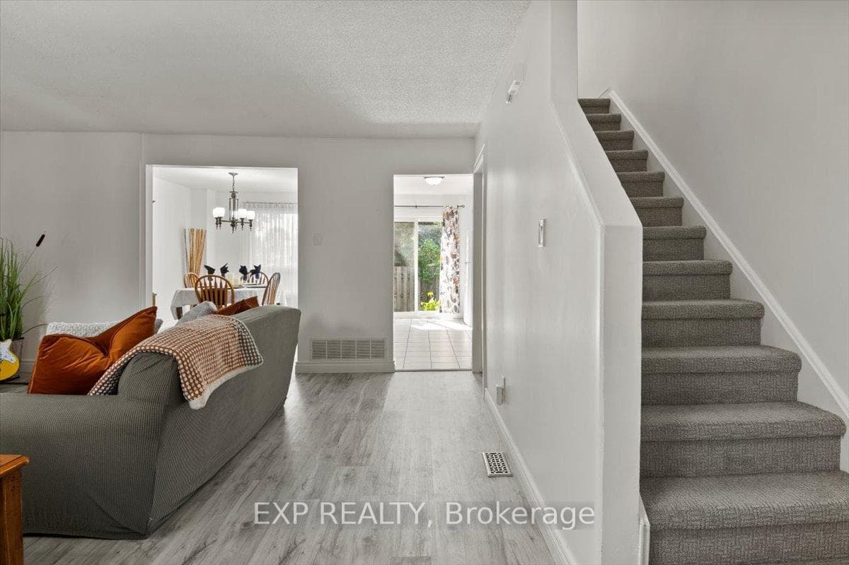 450 Bristol Crescent Unit 11 photo 6