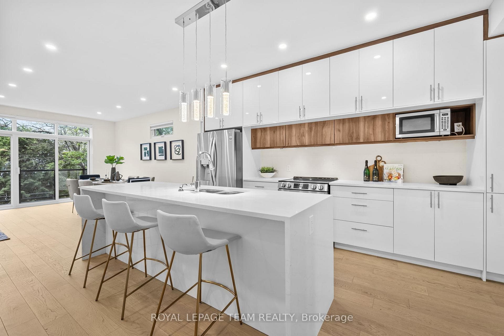 498 Wentworth Avenue photo 3