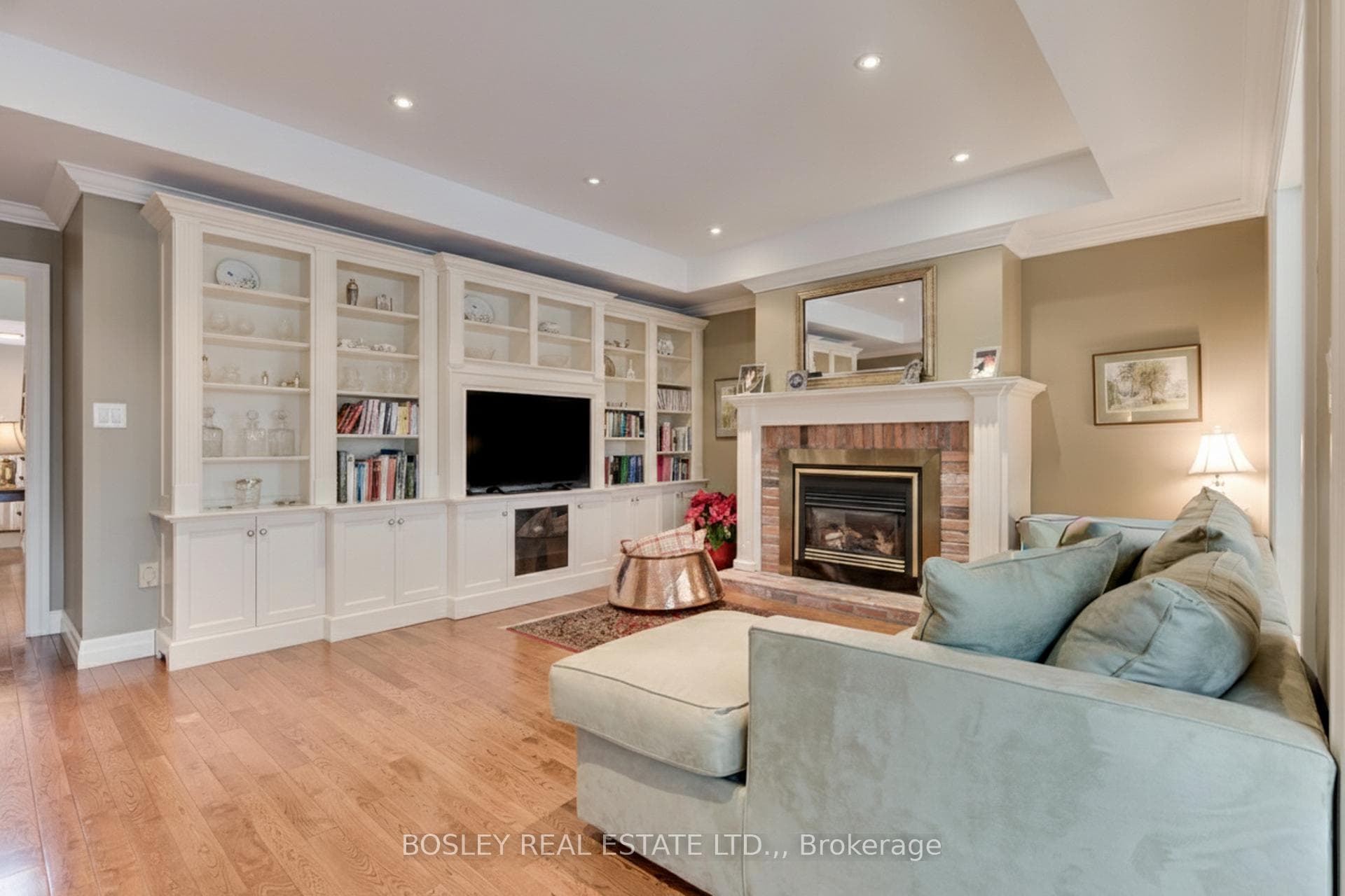 CUSTOM B/I WALL UNIT...CROWN MOULDING...