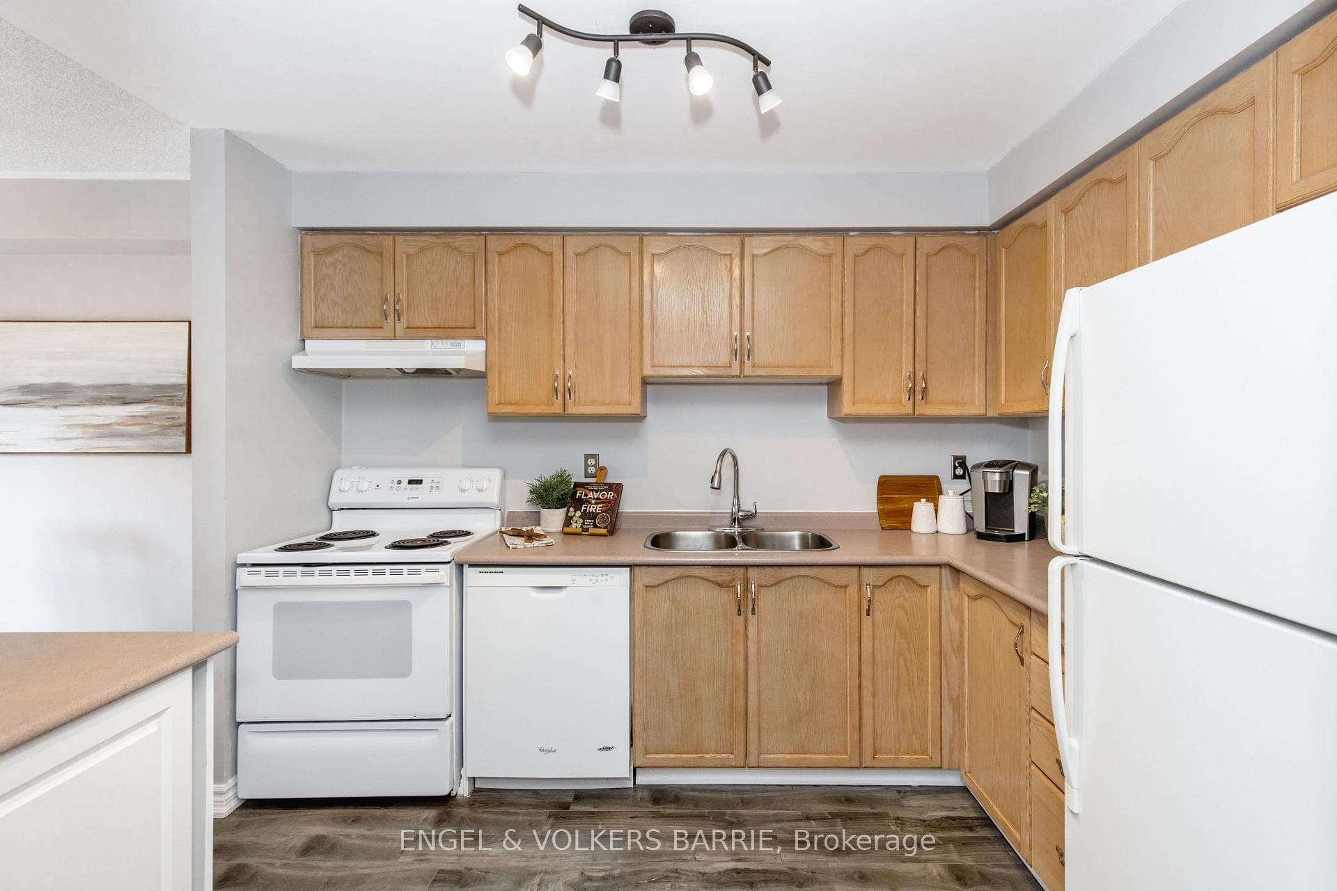 154 PICKETT Crescent photo 17