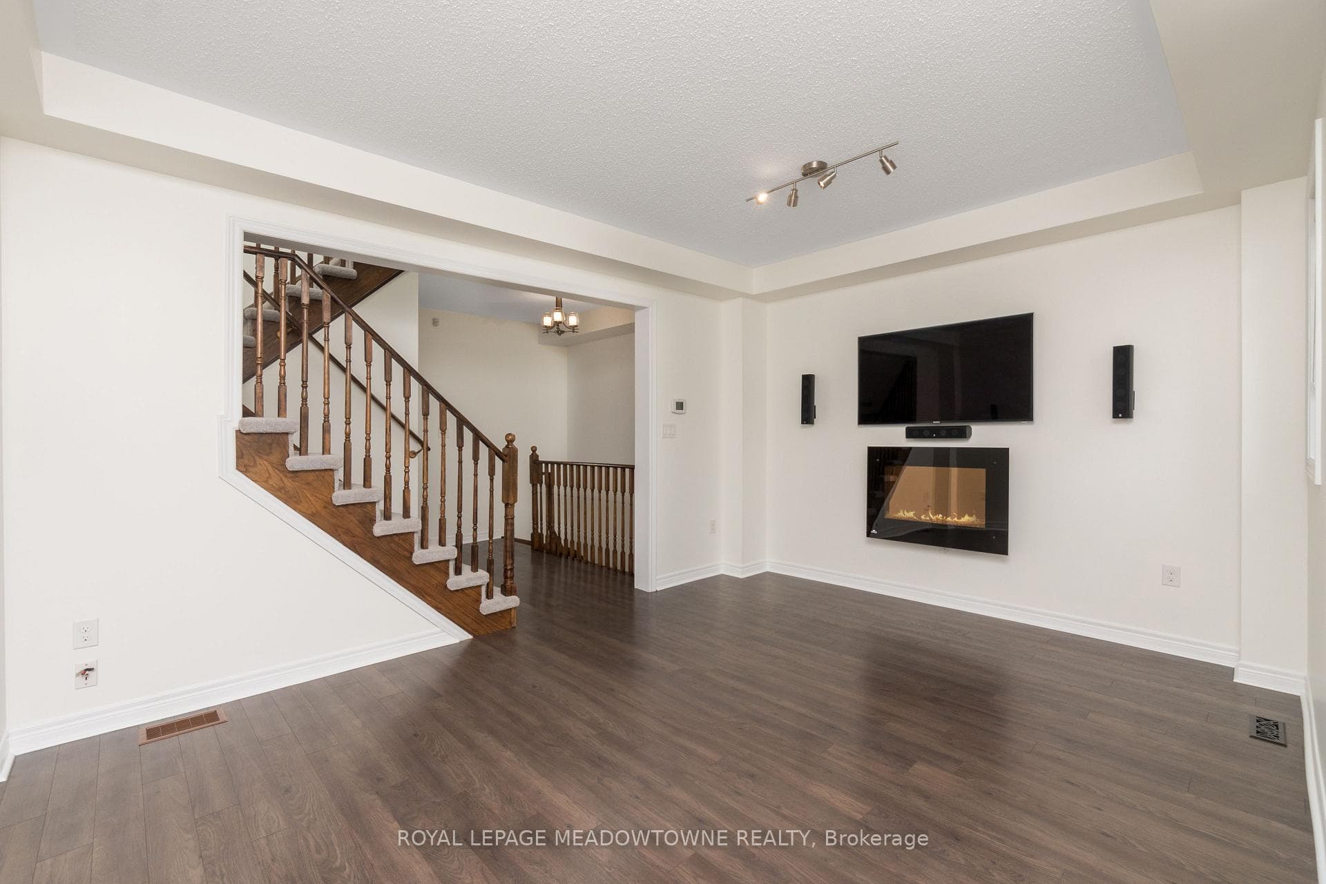 8 Tiffany Lane photo 21