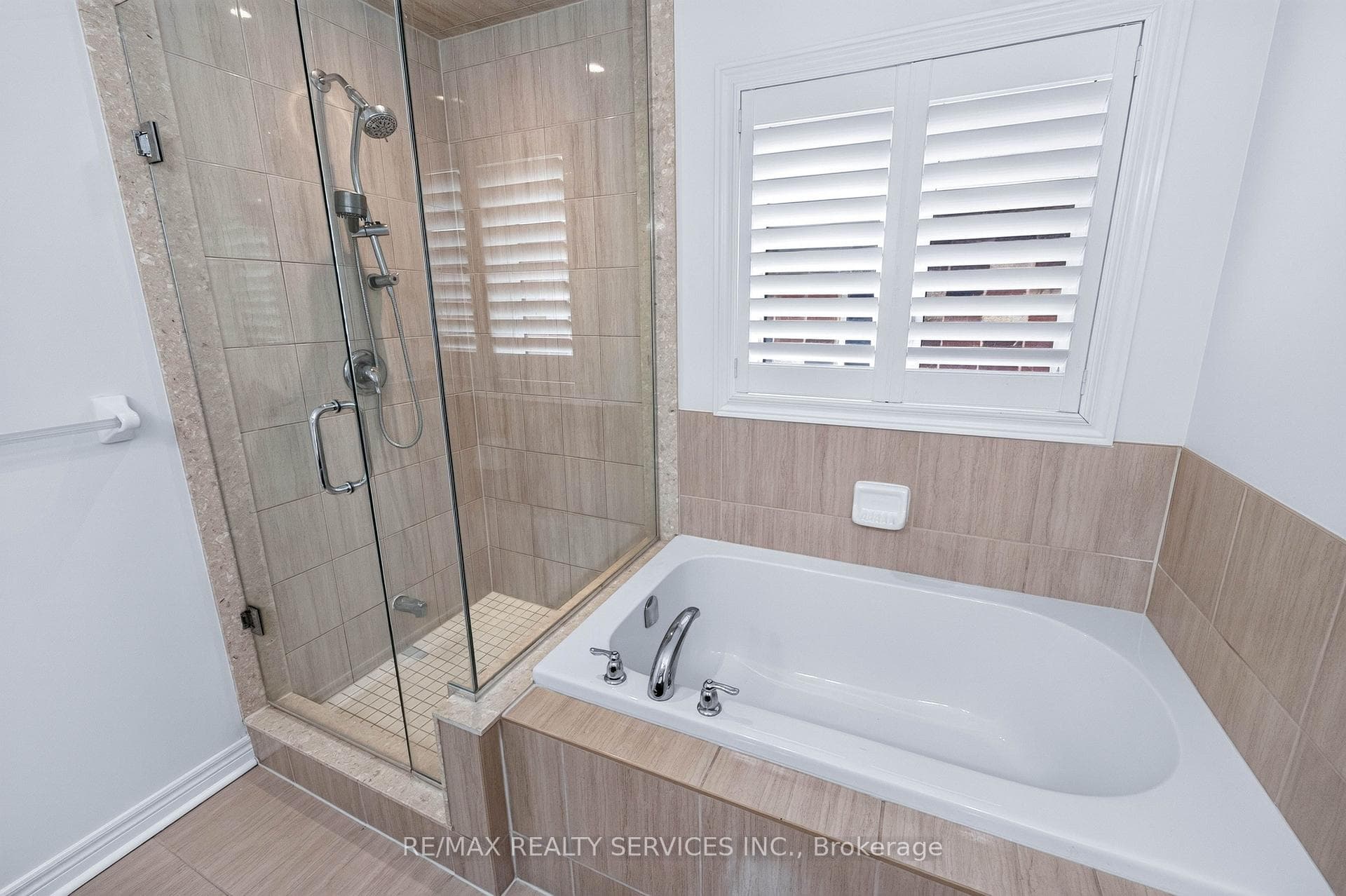 1149 Upper Thames Drive photo 28