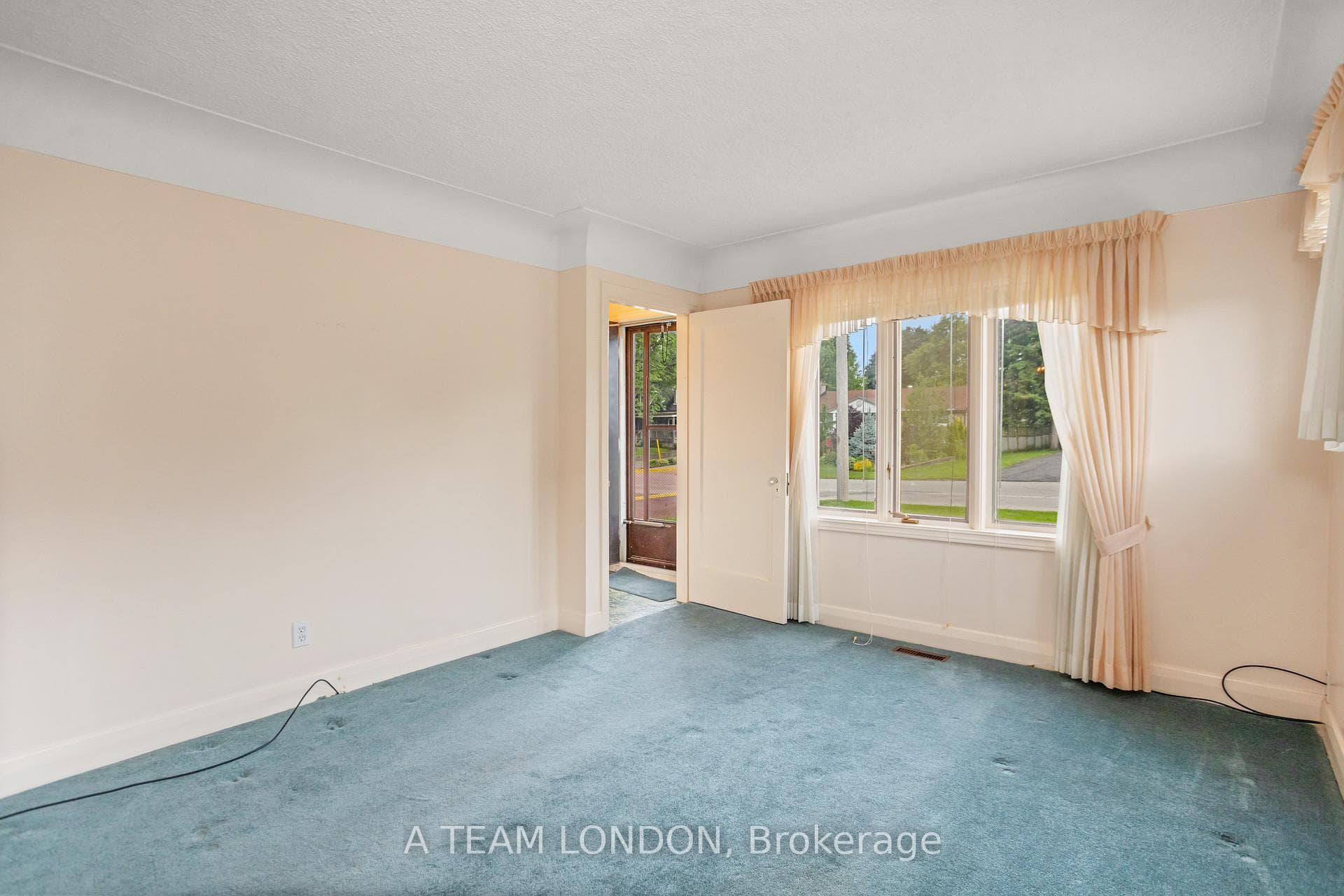 1871 Parkhurst Avenue photo 5
