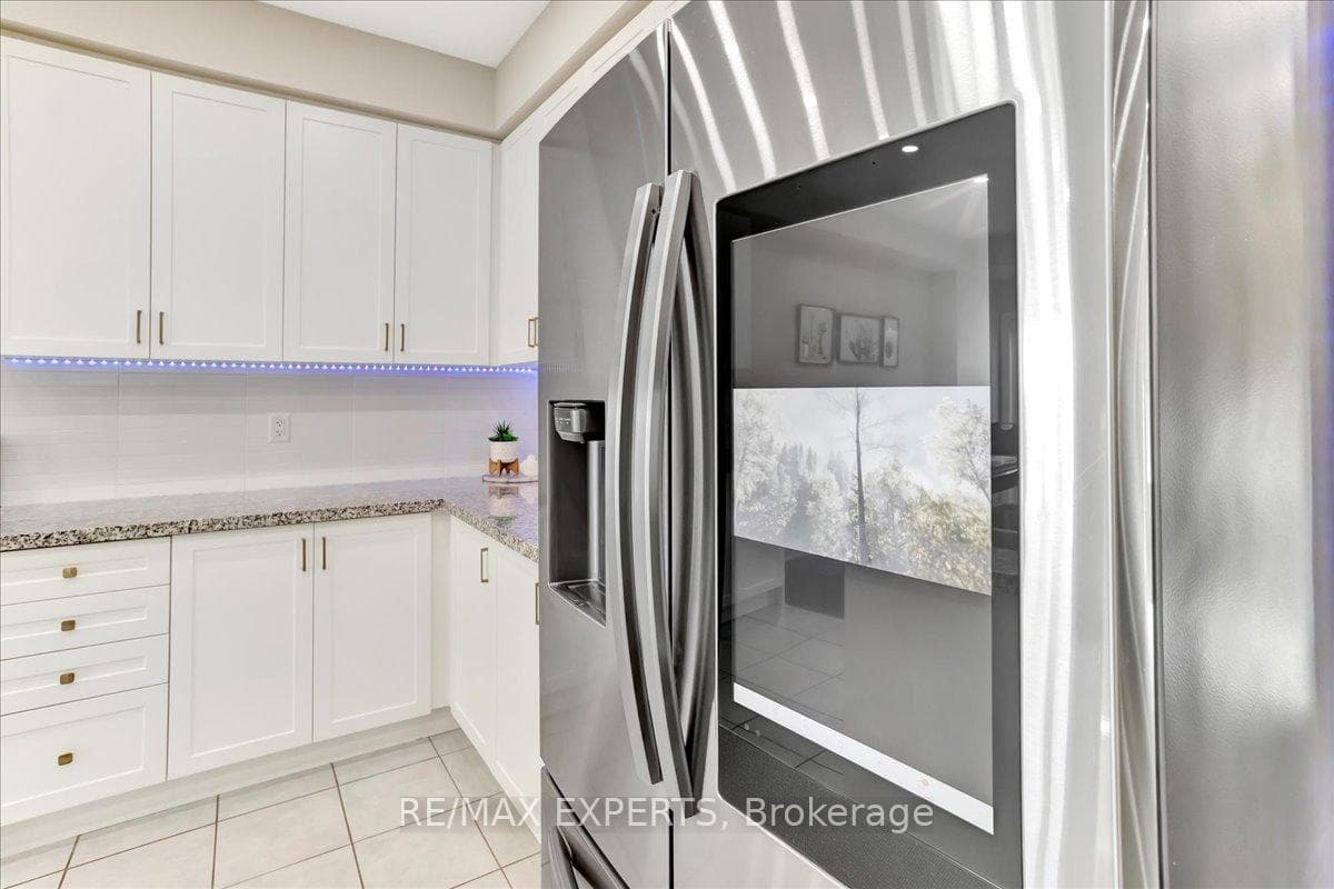 72 Lorne Thomas Place photo 15