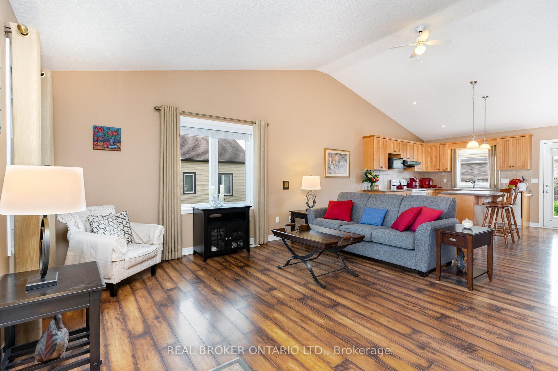 472 Countess Street photo 2
