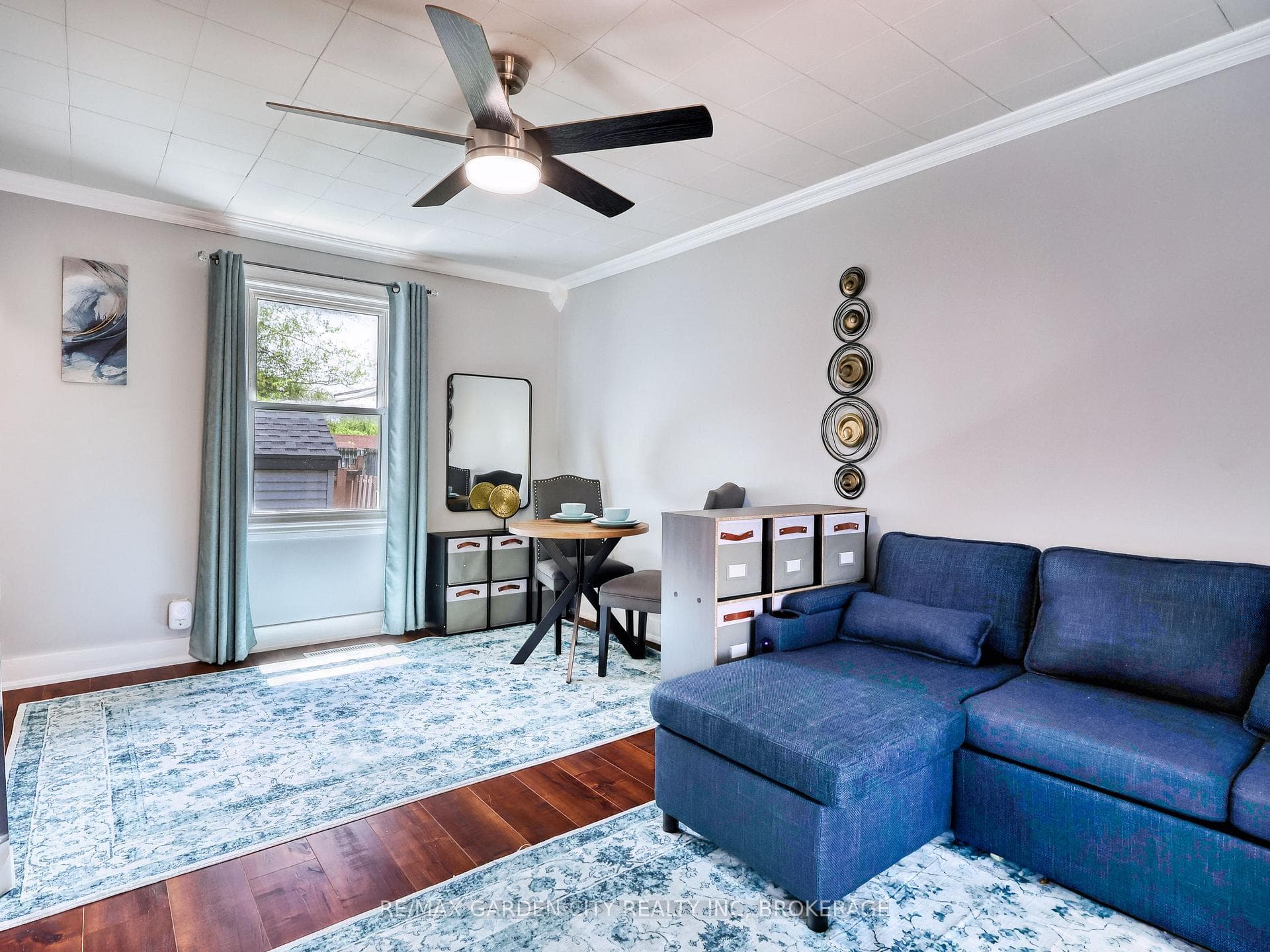 Living/ dining space
