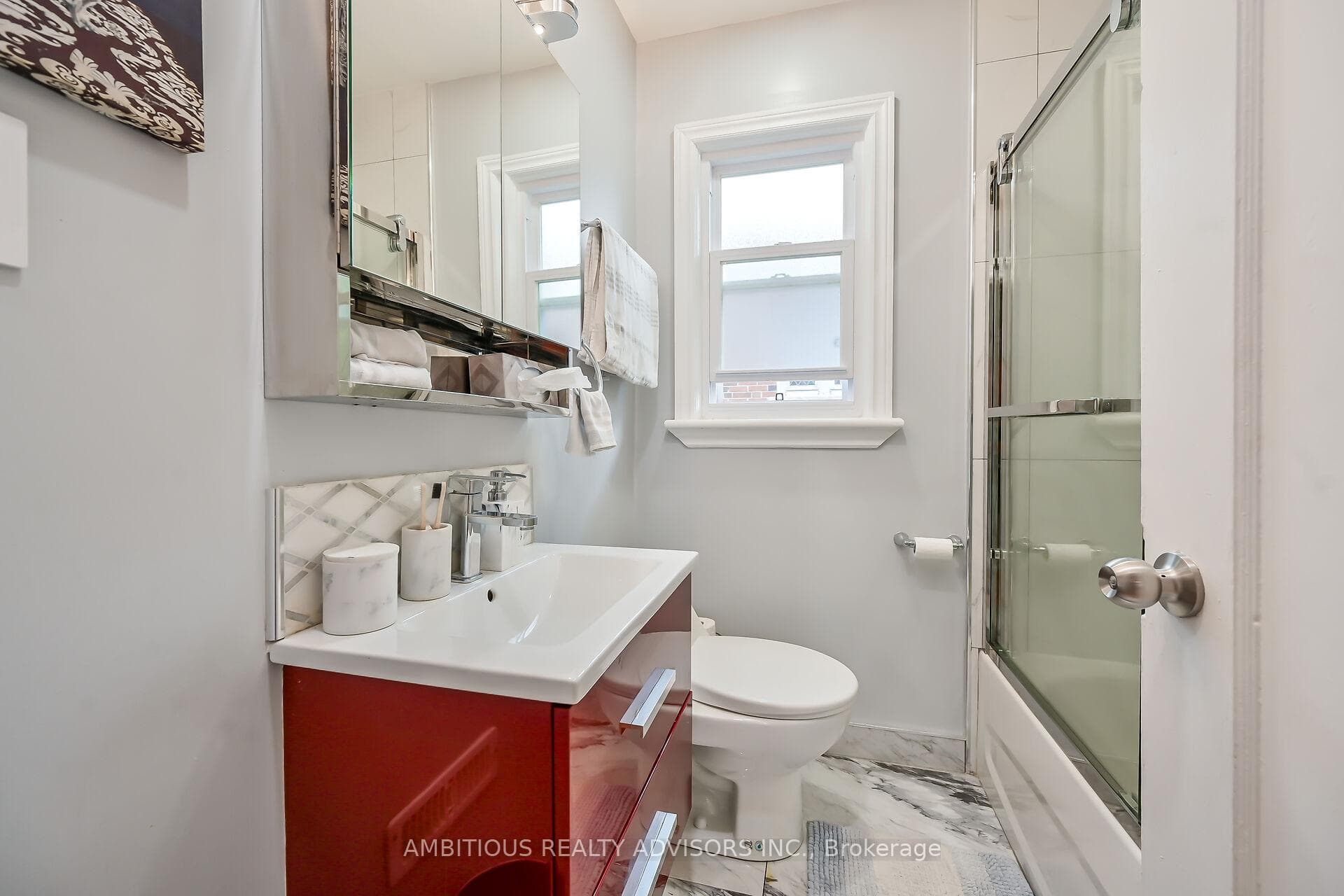 Main floor 4 piece bathroom