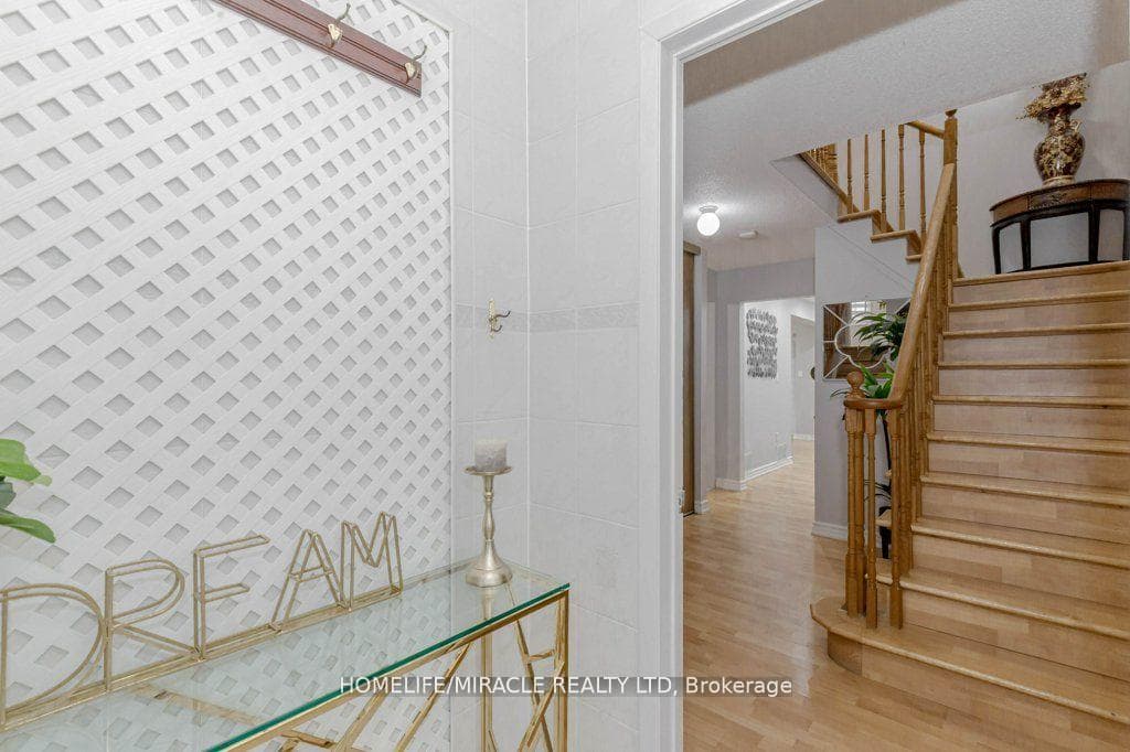 66 Ebby Avenue photo 9