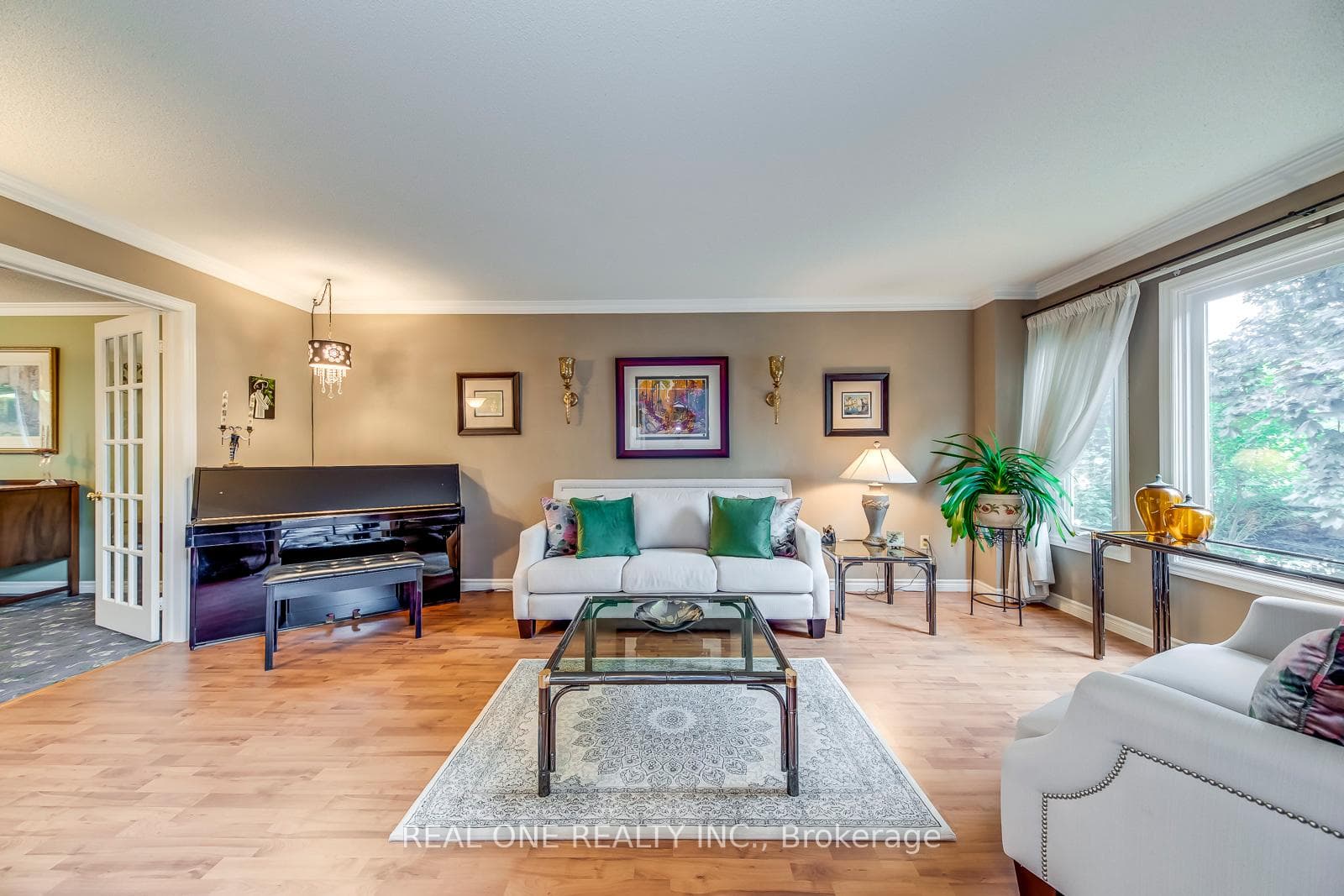566 Blenheim Crescent photo 6
