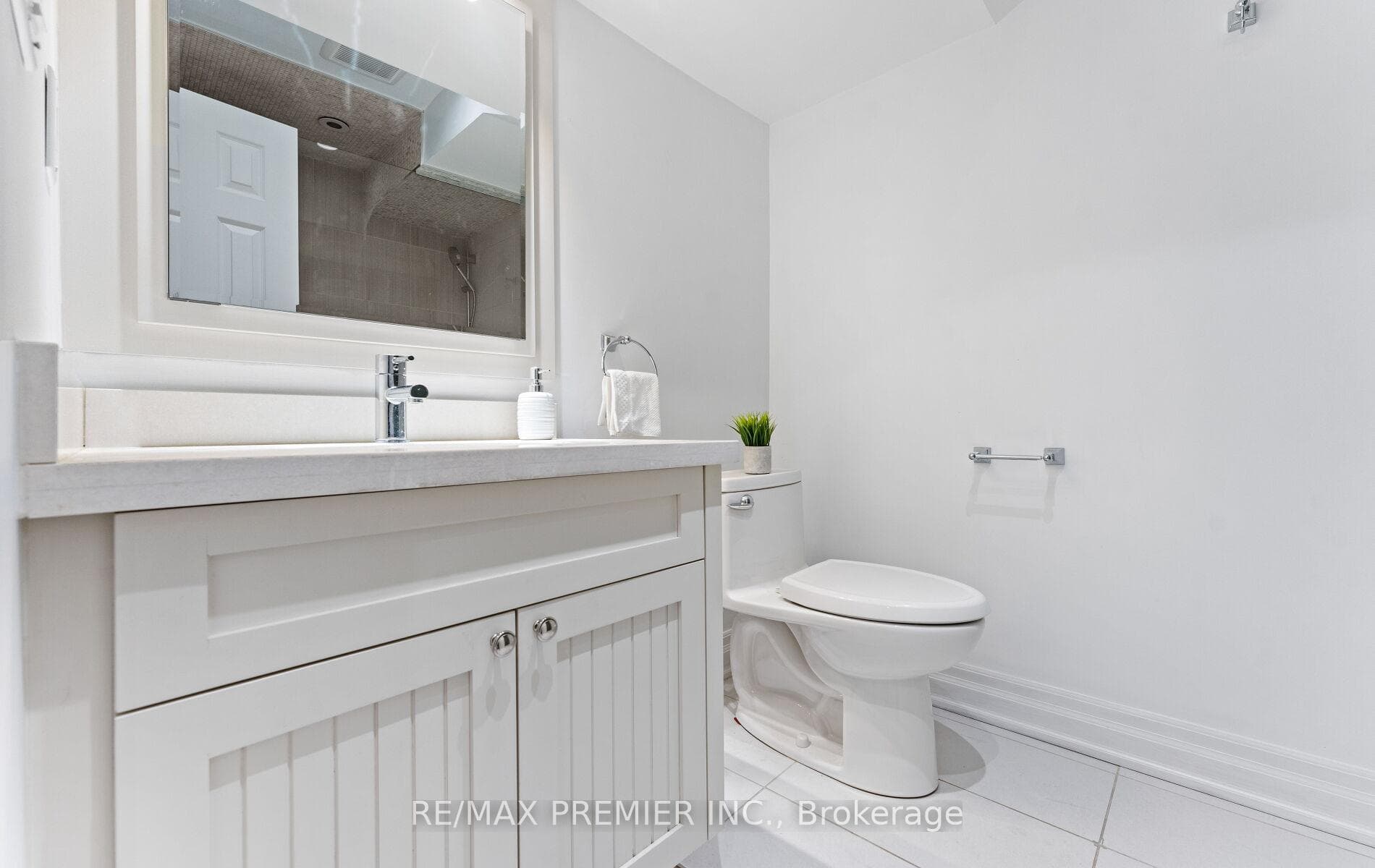 211 Mutual Street photo 45