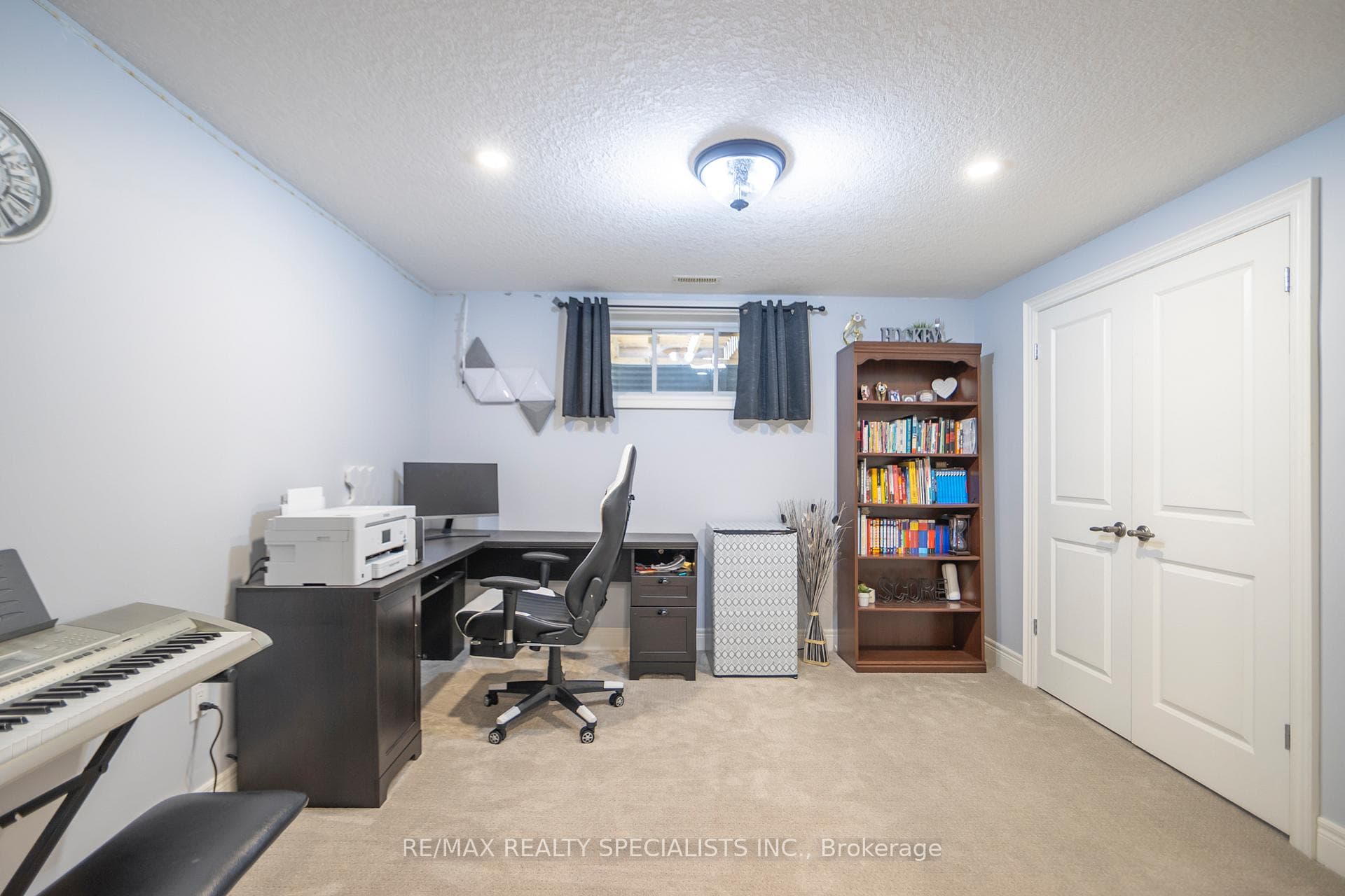 Bedroom 5 sitting/office area
