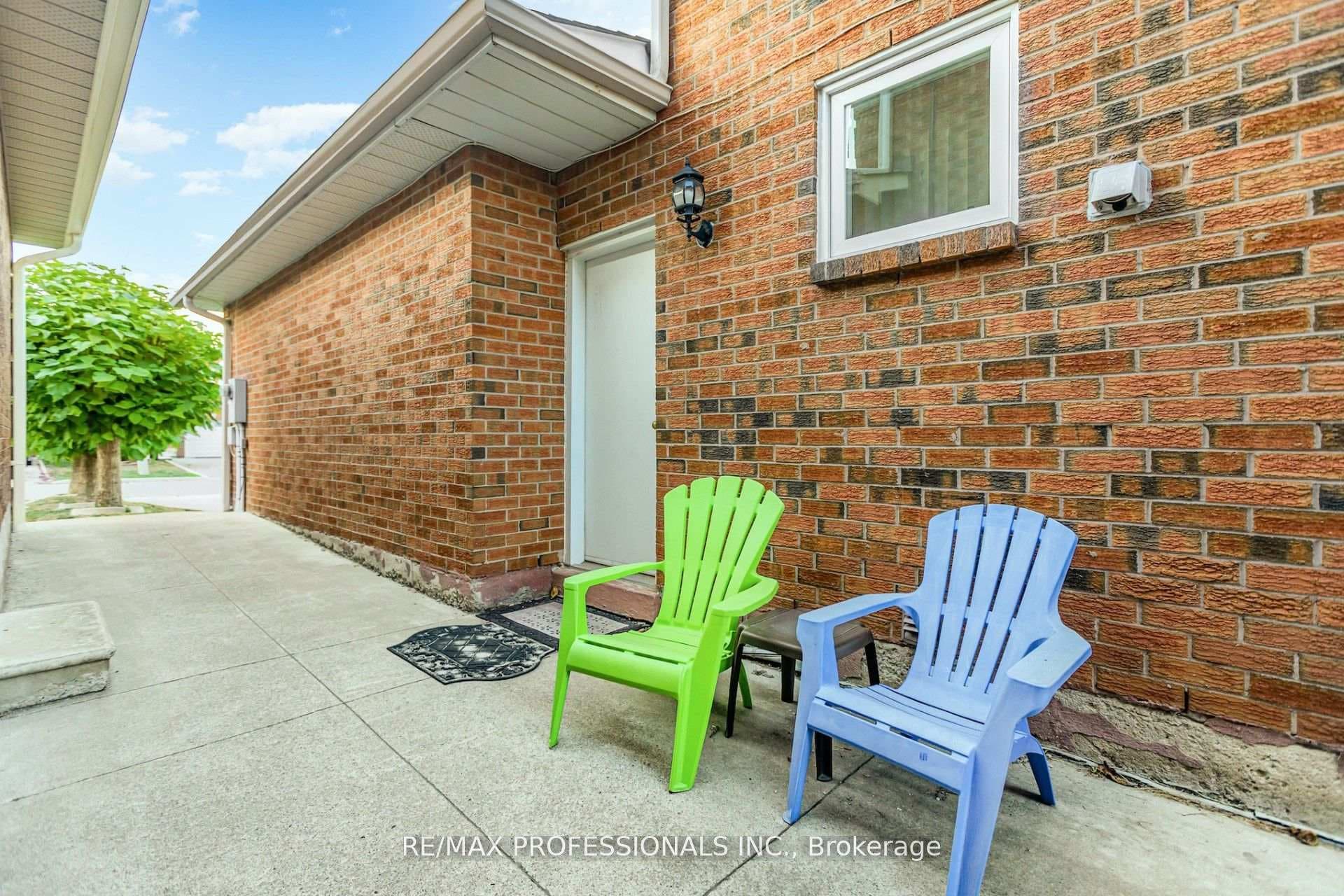 5214 Springbok Crescent Unit B photo 2