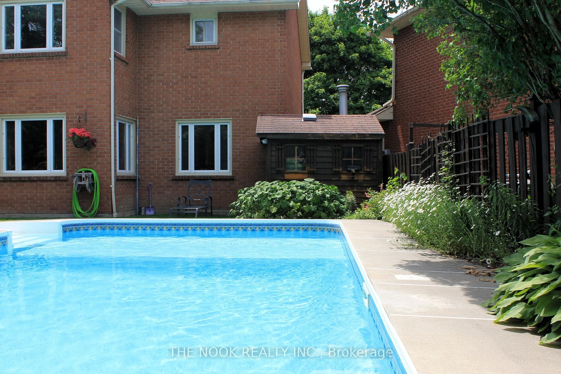 42 Robinson Crescent photo 46