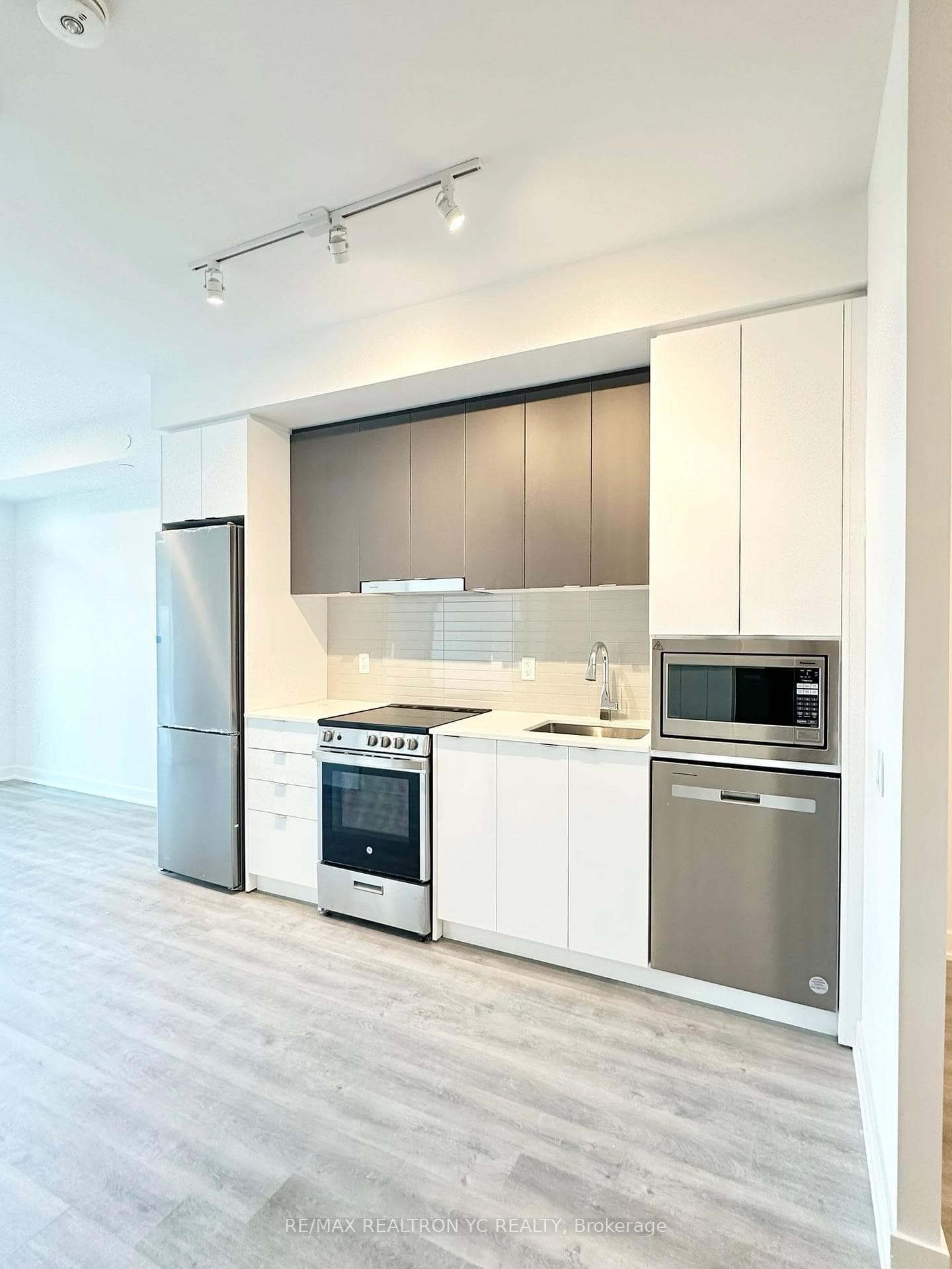 50 Upper Mall Way Unit B2004 photo 2