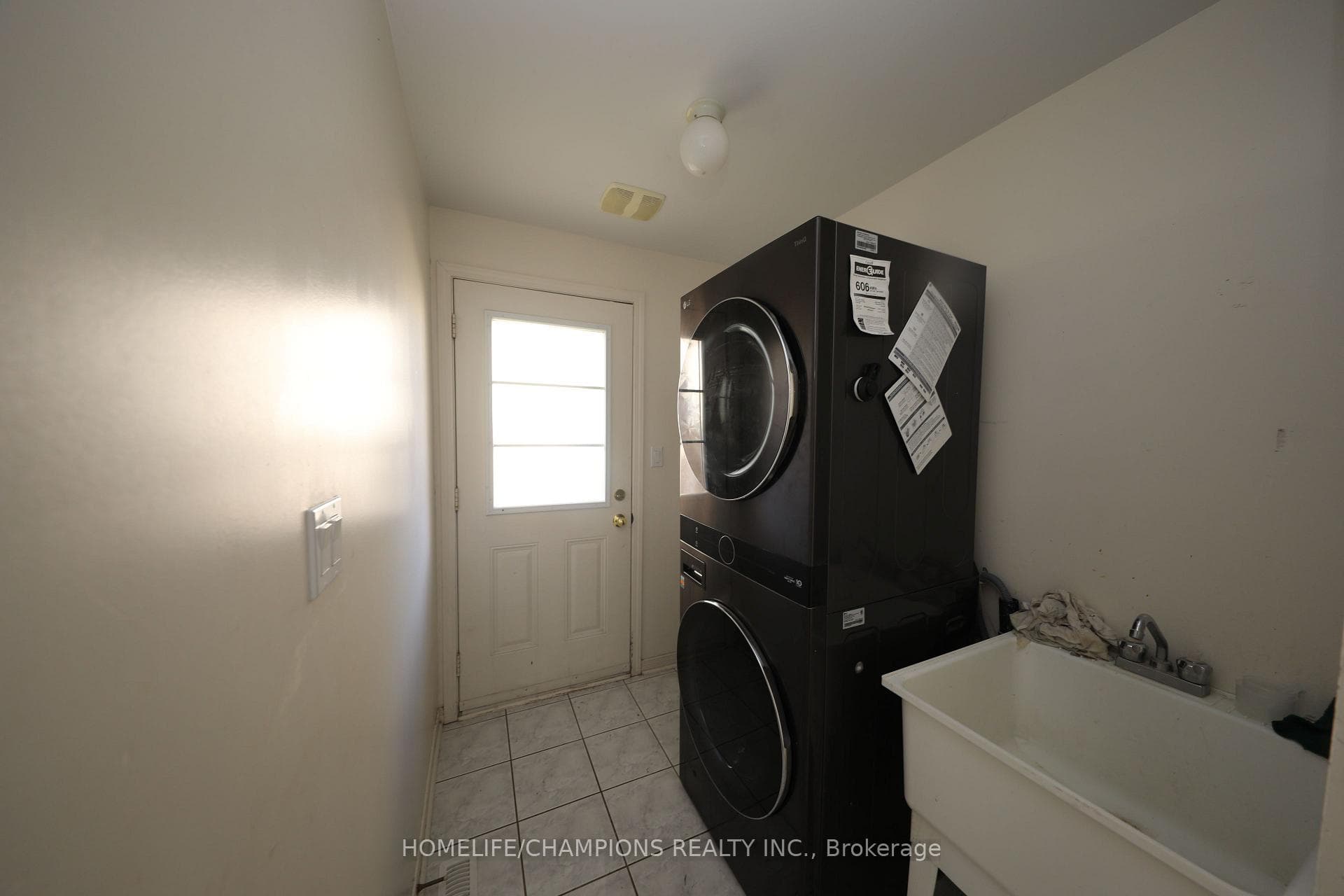 18 Lawrence Town Street photo 13
