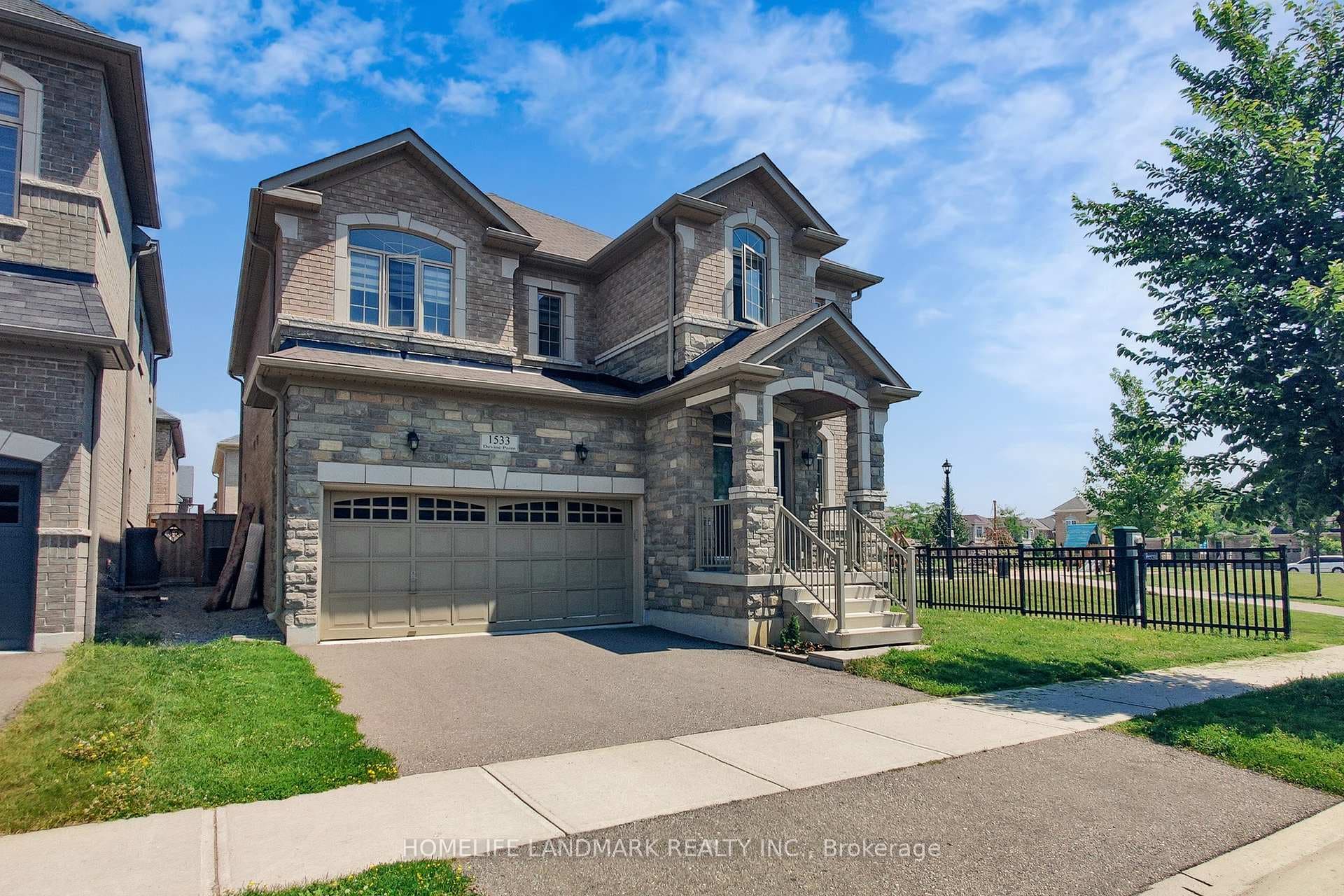 1533 Devine Point photo 2