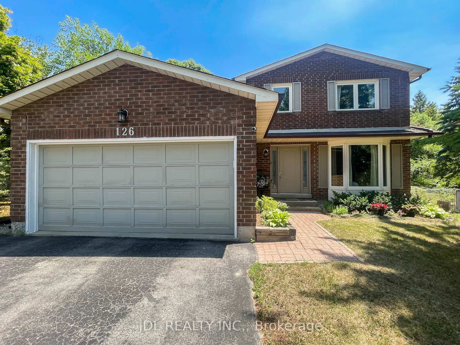 126 Weir Crescent photo 2