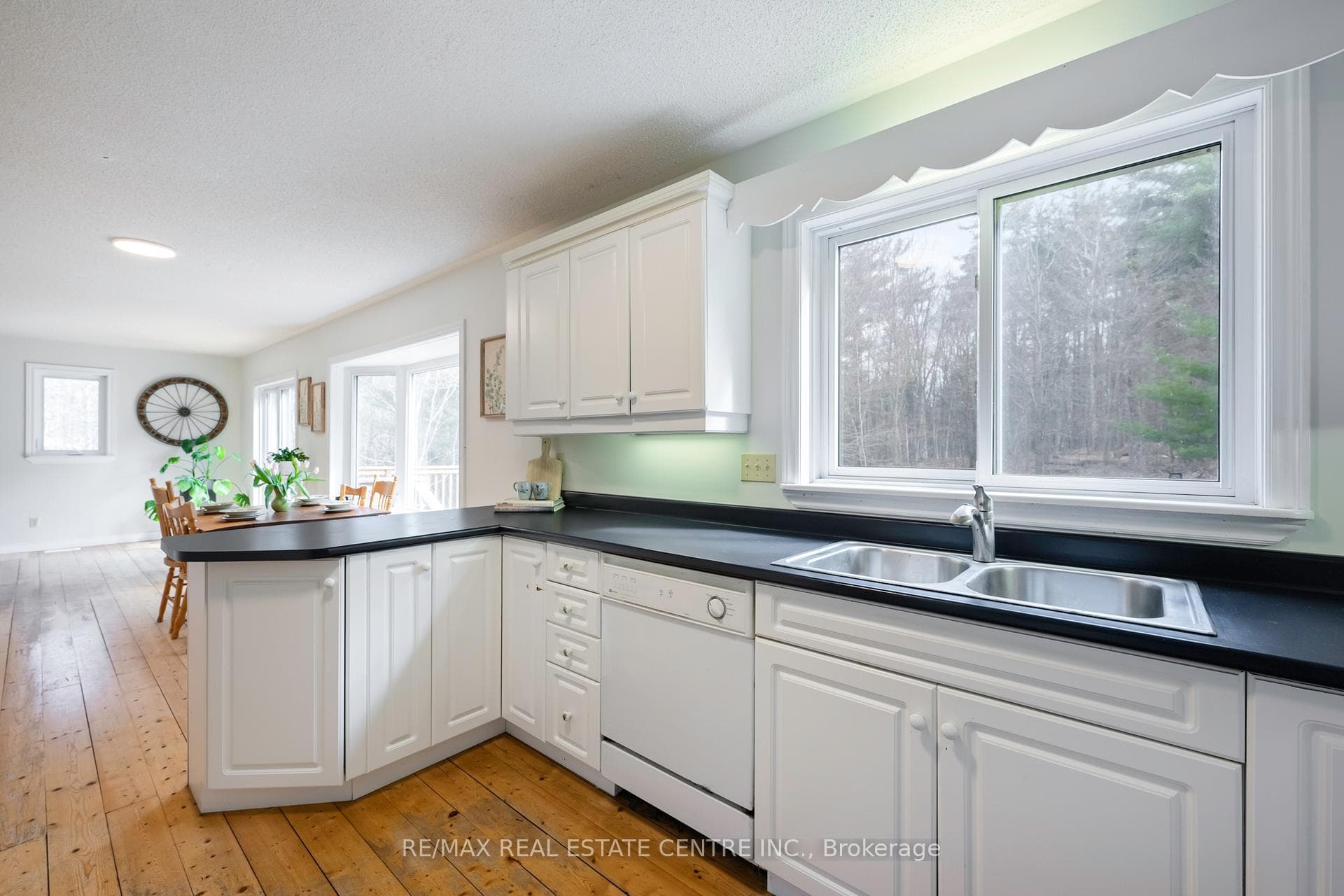 838093 4th Line photo 26