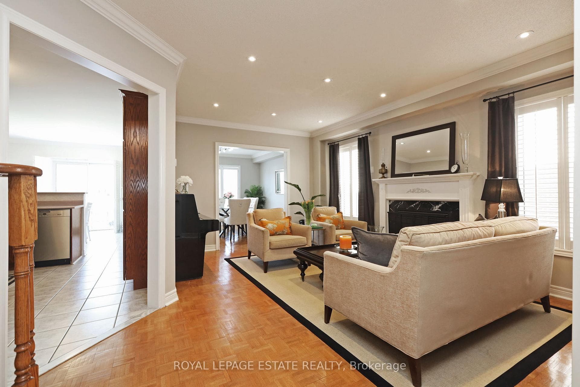 20 Royal Ridge Crescent photo 6
