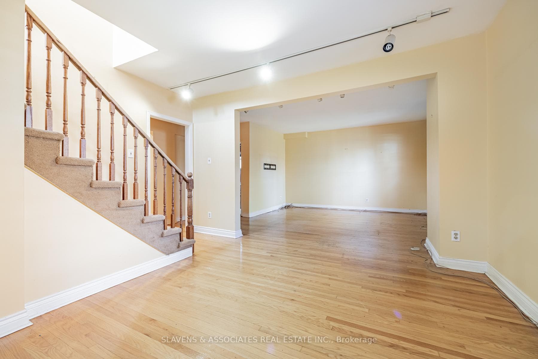 592 Castlefield Avenue photo 13