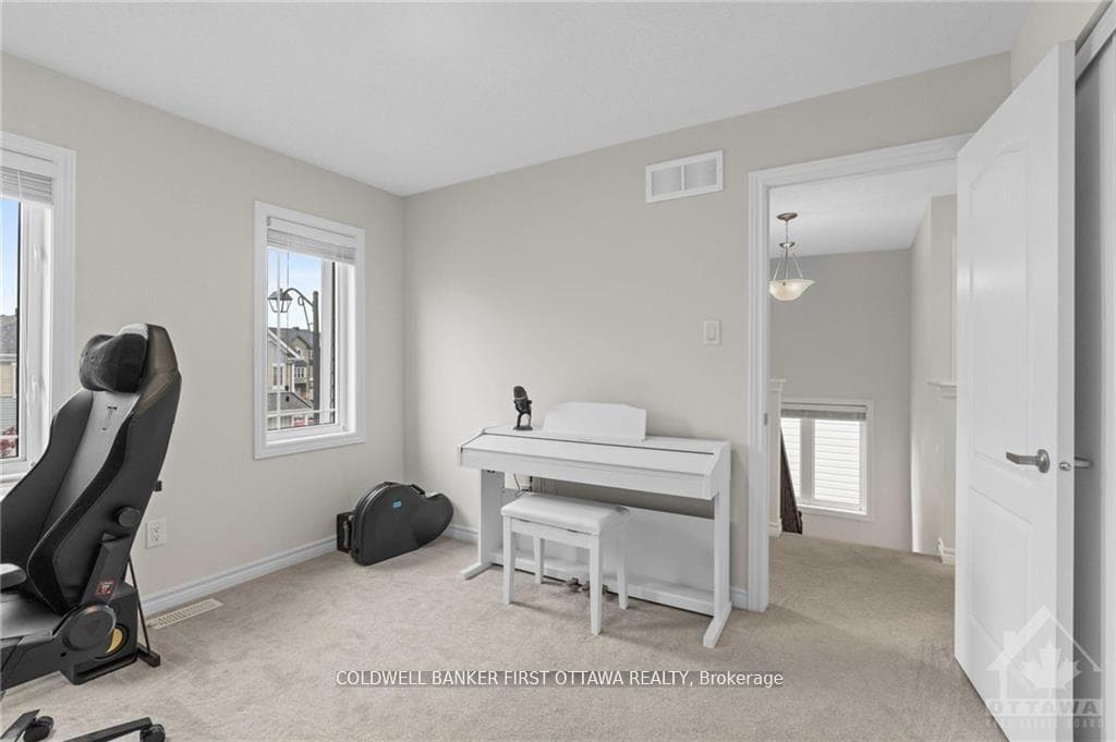 321 MEADOWBREEZE Drive photo 20
