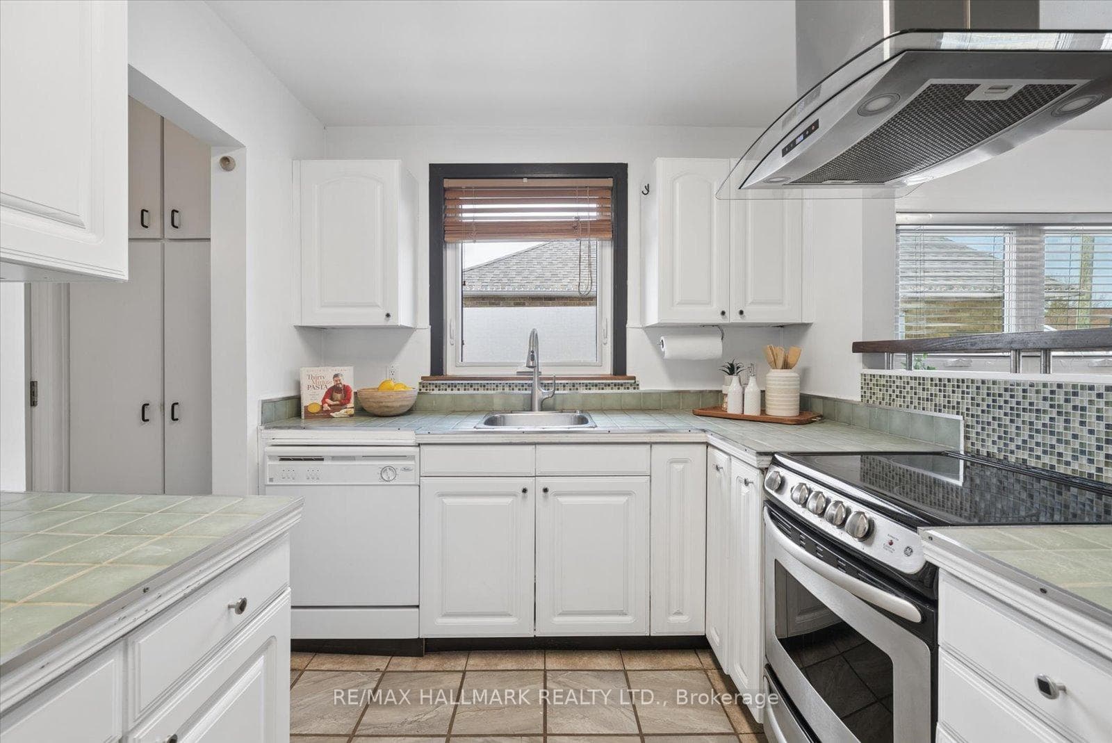 46 Marsh Road photo 13