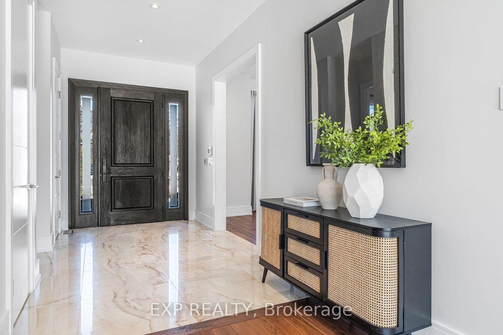 574 Stephens Crescent photo 2